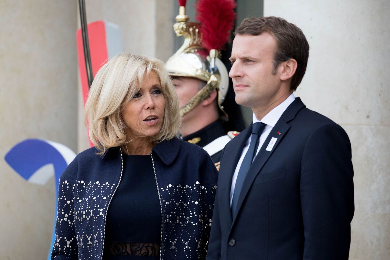 La première dame de la République française parlant avec son époux. | Photo : GettyImage