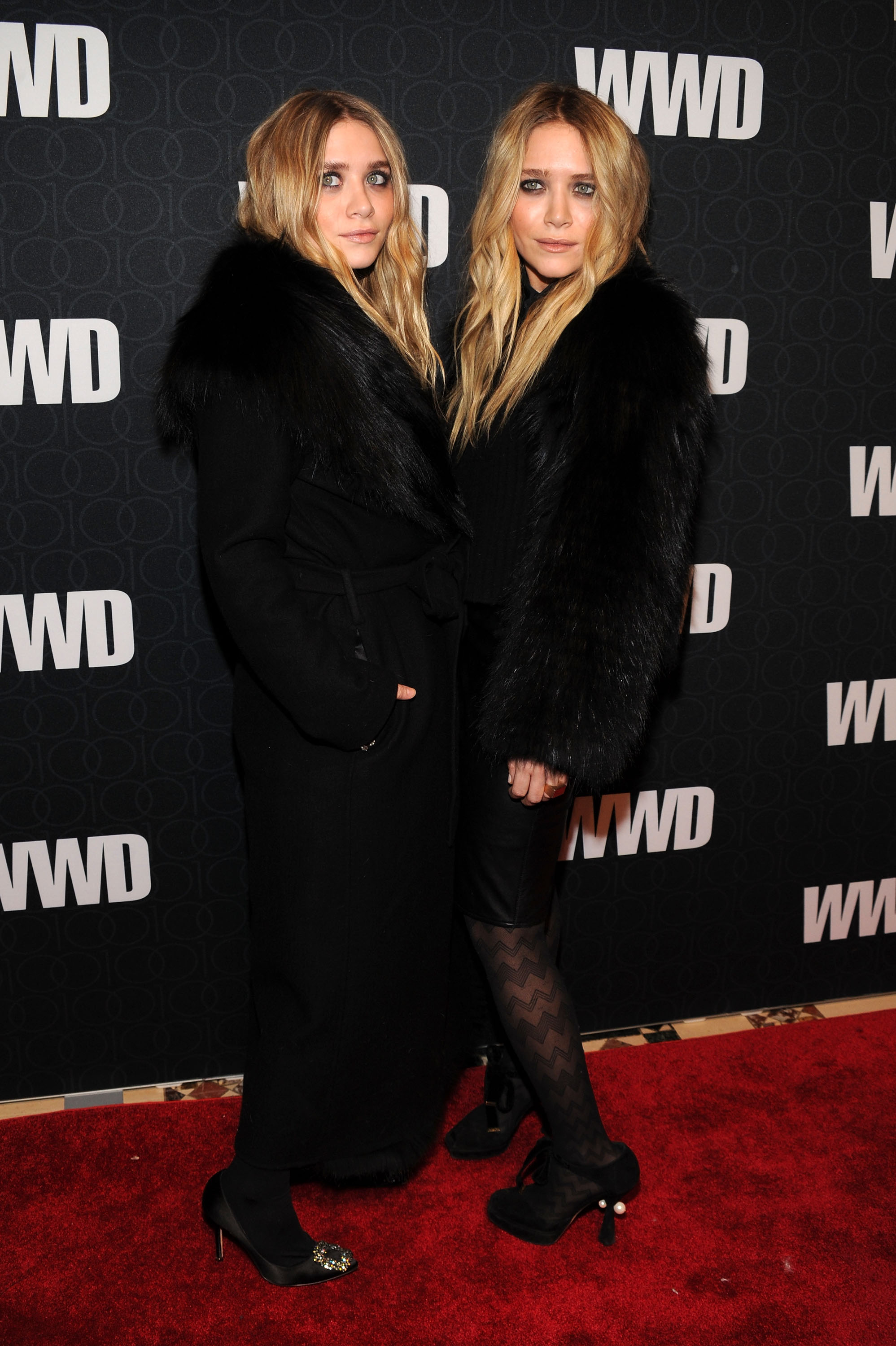 Ashley et Mary-Kate Olsen au gala du 100e anniversaire du Women's Wear Daily, le 2 novembre 2010, à New York | Source : Getty Images