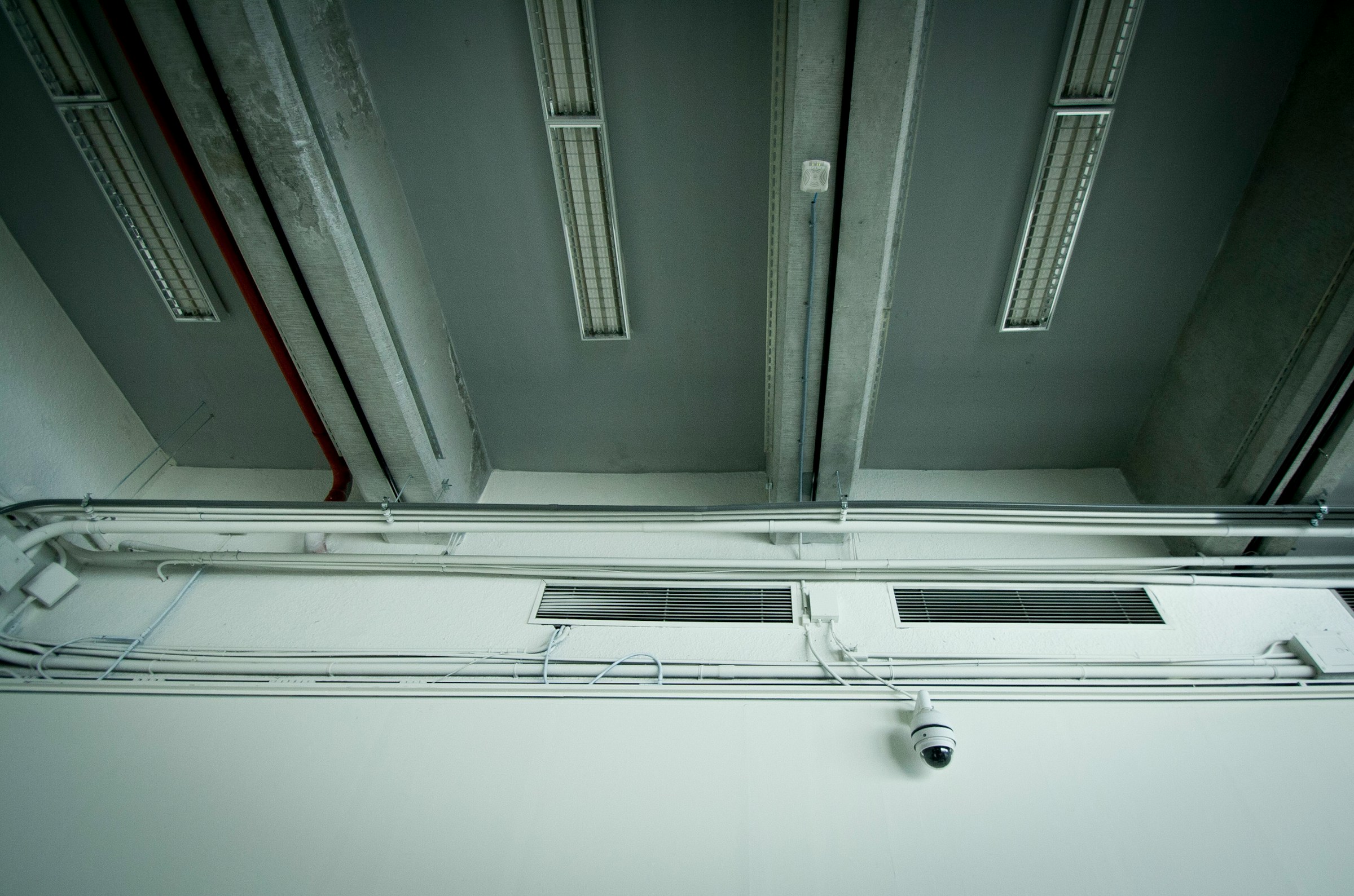 Caméra de sécurité dans un bâtiment | Source : Unsplash
