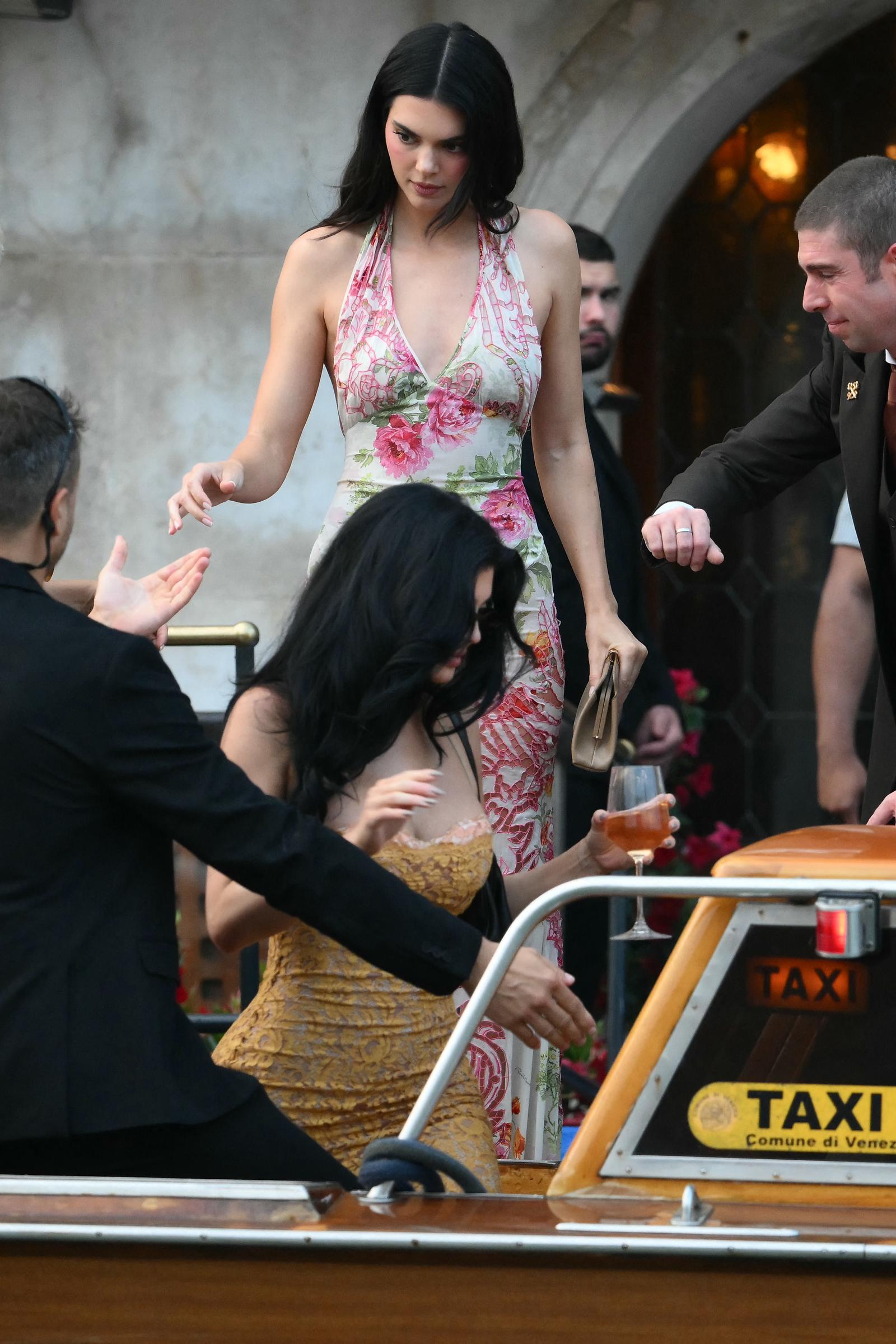 Kendall et Kylie Jenner quittent l'hôtel Gritti Palace avant le mariage de Jeff Bezos et Lauren Sánchez à Venise, en Italie, le 26 juin 2025. | Source : Getty Images
