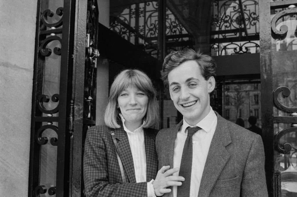 Nicolas Sarkozy avec sa femme Marie-Dominique Culioli lors de son élection à la maire de Neuilly-sur-Seine à l'âge de 28 ans, le 5 mai 1983, France. | Photo : Getty Images