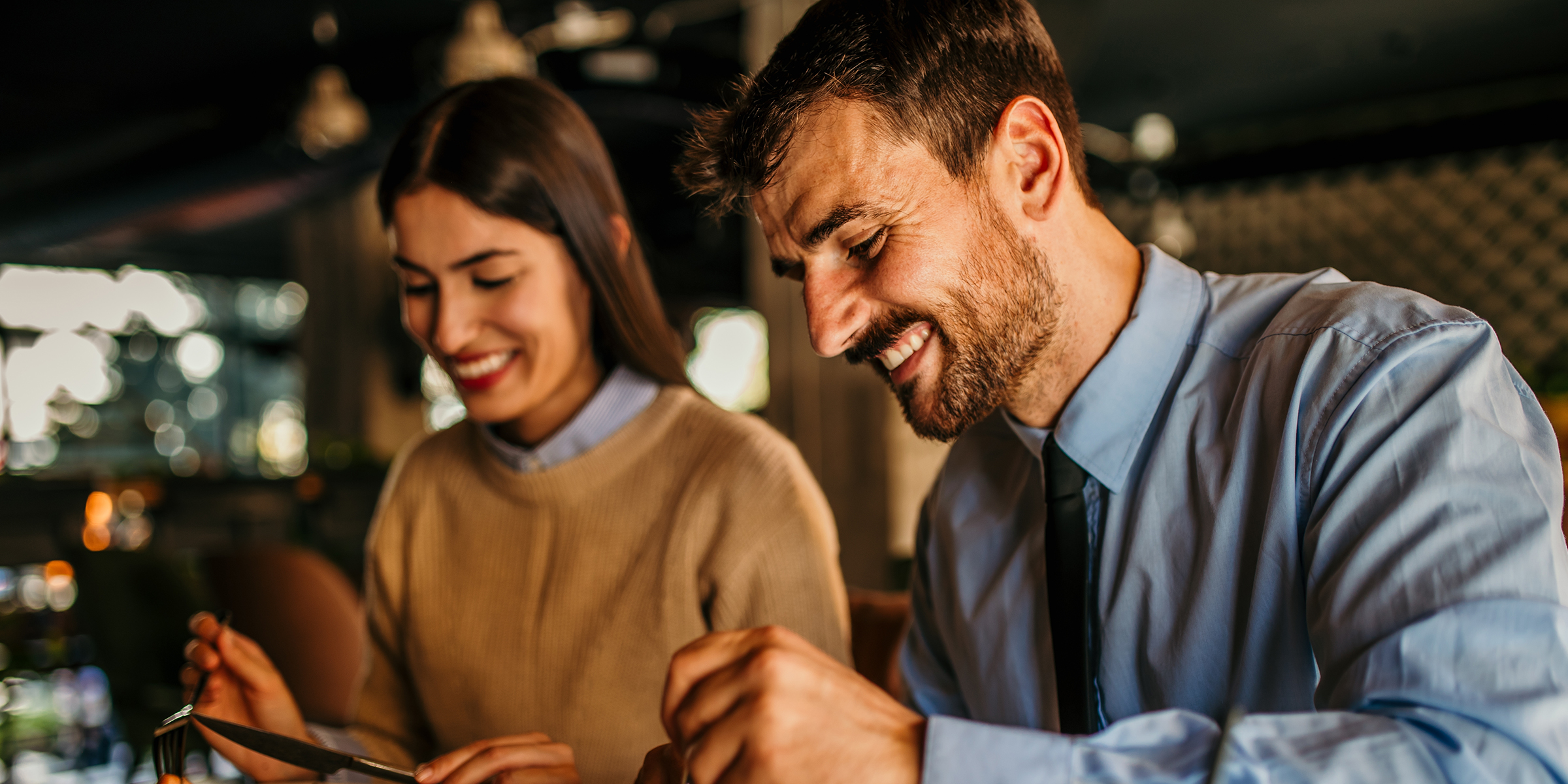 Un couple en train de dîner | Source : Shutterstock