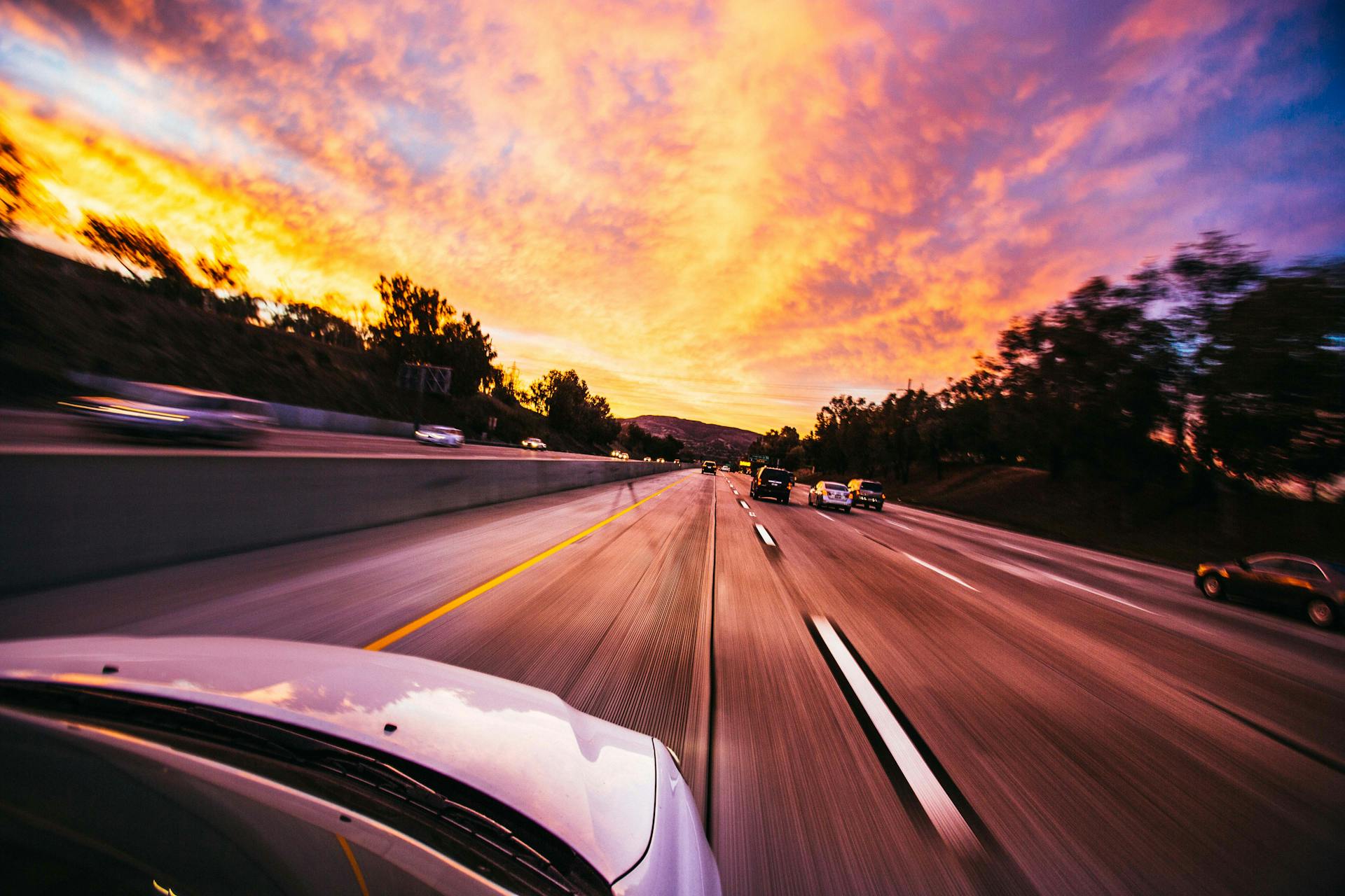 Une voiture qui roule vers le coucher du soleil | Source : Pexels