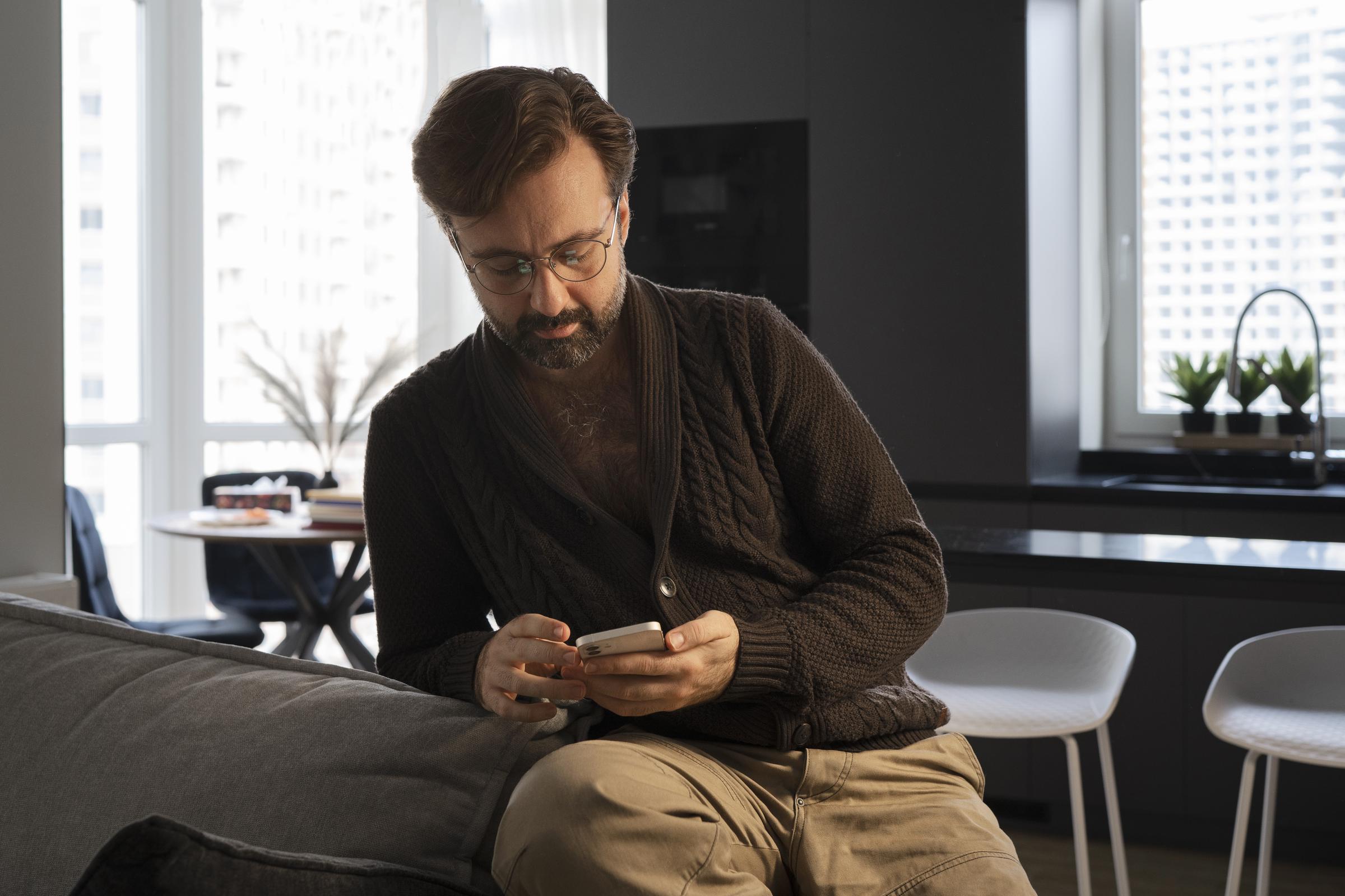 Un homme sur son téléphone portable | Source : Freepik