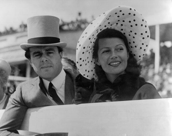 Le prince Aly Khan (1911-1960) aux courses d'Epsom avec sa femme, l'actrice hollywoodienne Rita Hayworth (1918-1987). | Photo : Getty Images