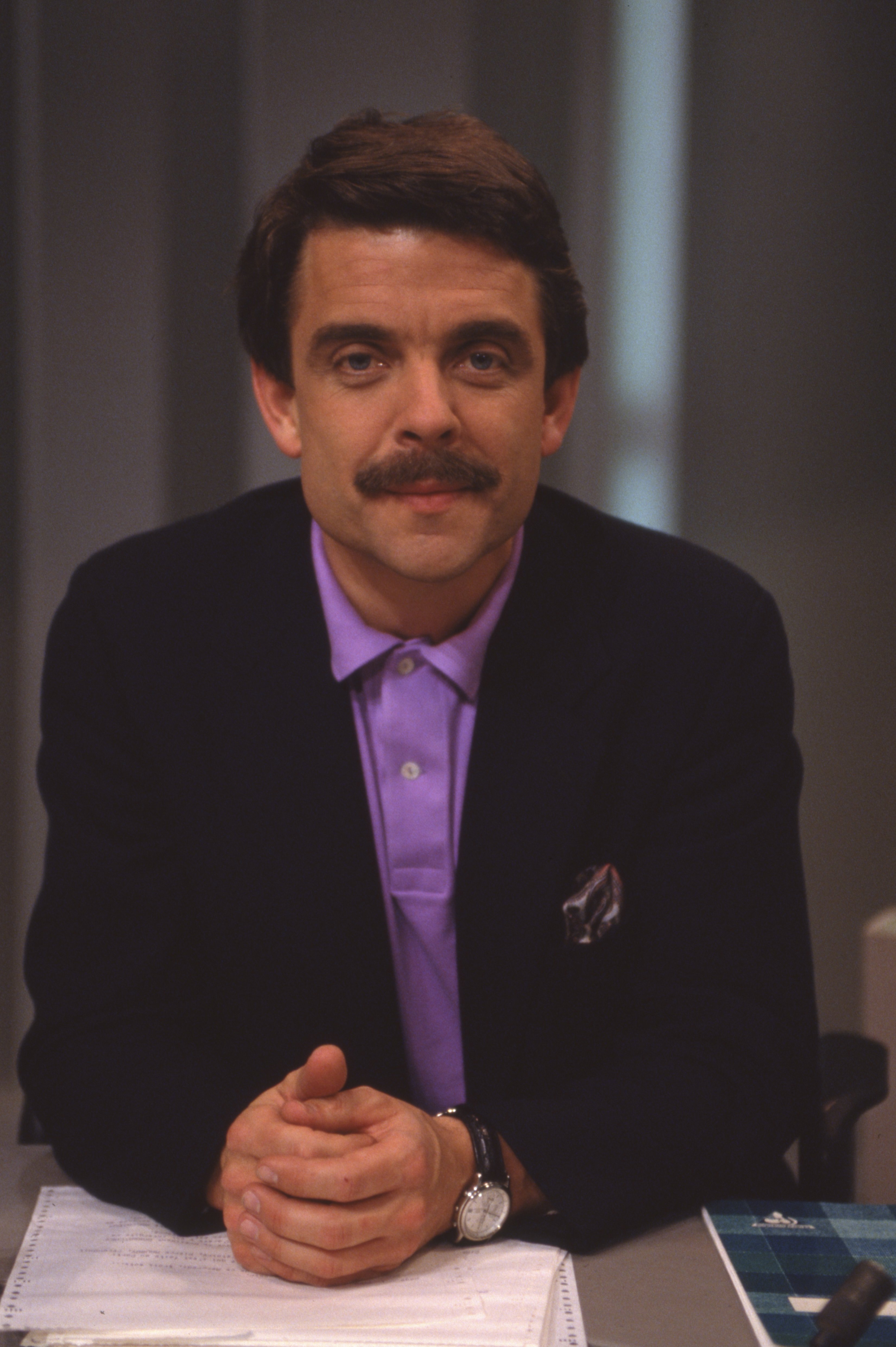 Philippe Lefait, présentateur du Journal TV sur Antenne 2 le 23 mars 1990 à Paris, France. | Source : Getty Images