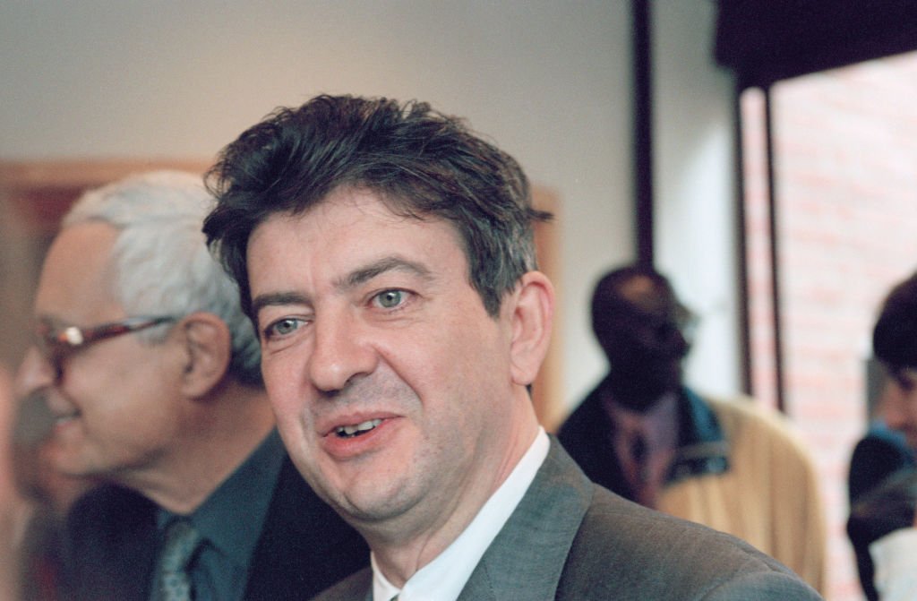 L'homme politique français Jean-Luc Mélenchon, visite l'école hôtelière Renée Auffray à Clichy (près de Paris), le 28 avril 2000. | Photo : Getty Images