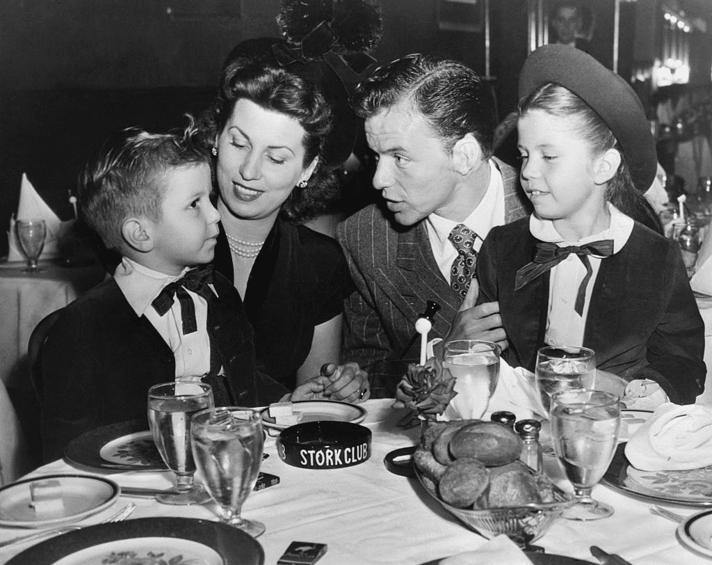 Frank Sinatra, sa femme et ses enfants, Nancy et Frankie, Jr, le 17 octobre 1947. | Photo : Getty Image