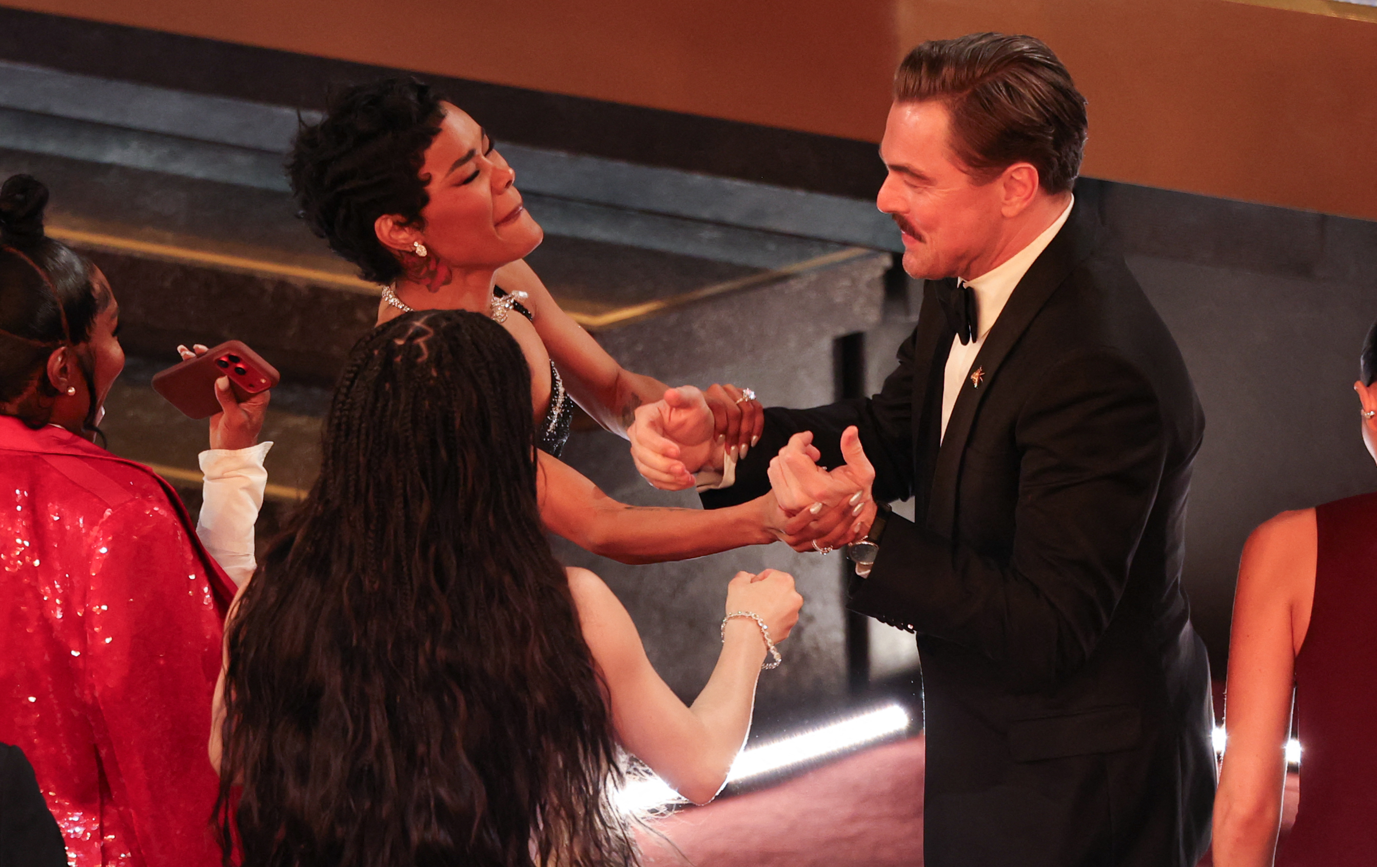 Leonardo DiCaprio et Teyana Taylor célèbrent le prix du meilleur film décerné à « One Battle After Another » lors de la 98e cérémonie des Oscars à Hollywood, en Californie, le 15 mars 2026. | Source : Getty Images