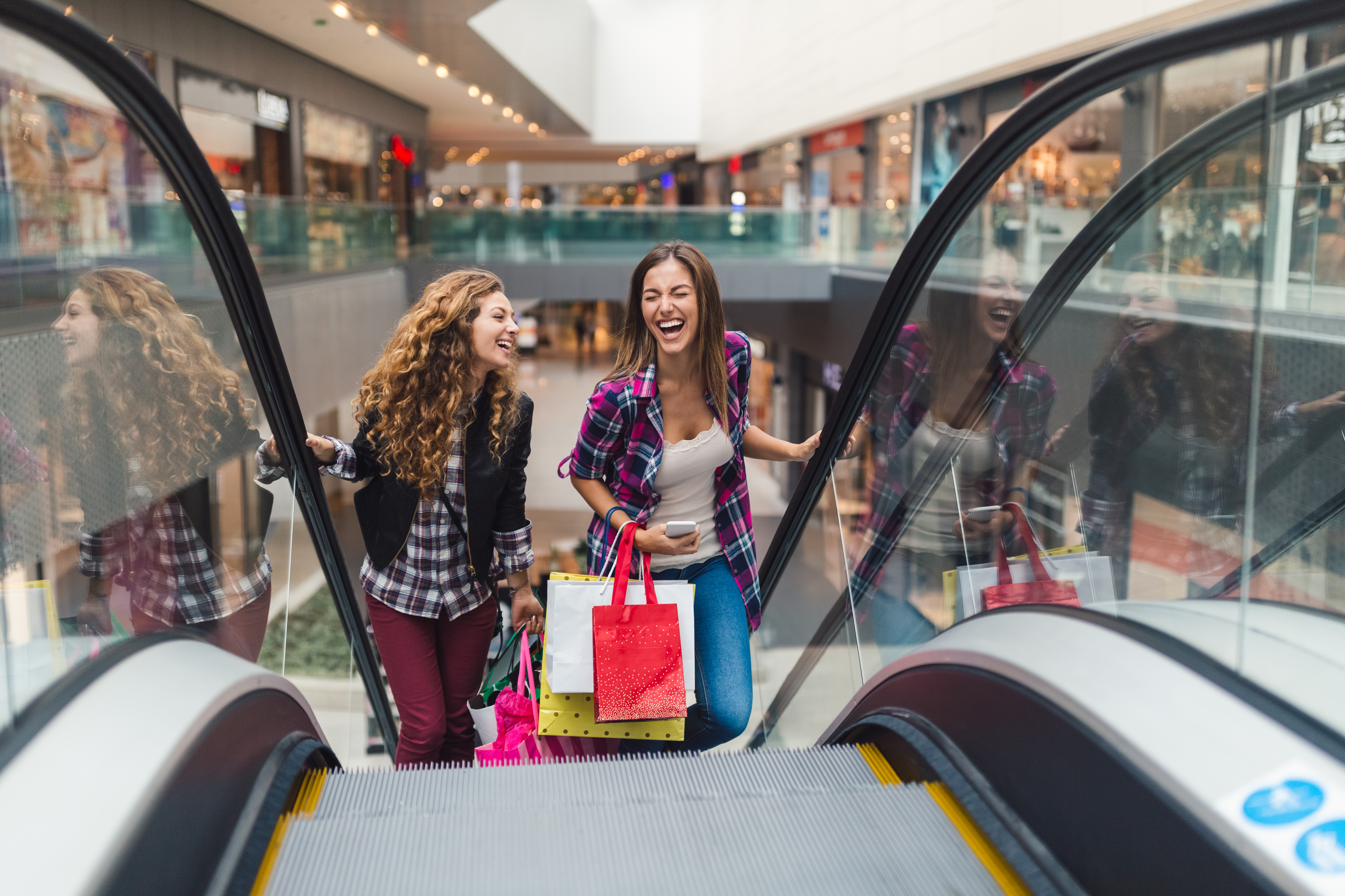 Deux sœurs font du shopping ensemble | Source : Getty Images
