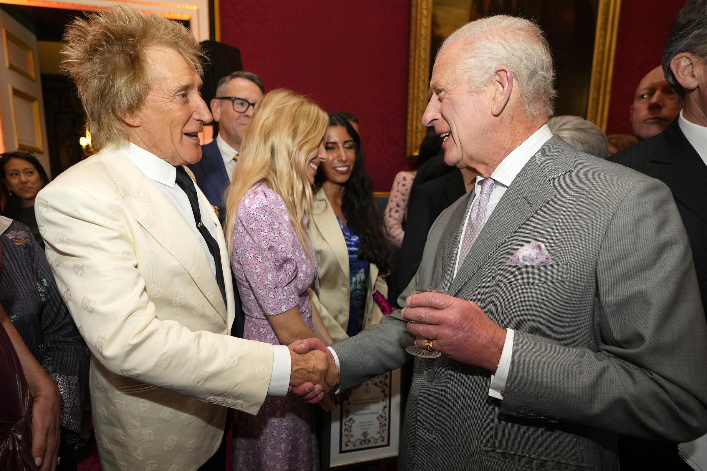 Rod Stewart et le roi Charles III lors de la remise des prix de la Fondation du roi au palais St. James, le 11 juin 2024, à Londres, en Angleterre. | Source : Getty Images