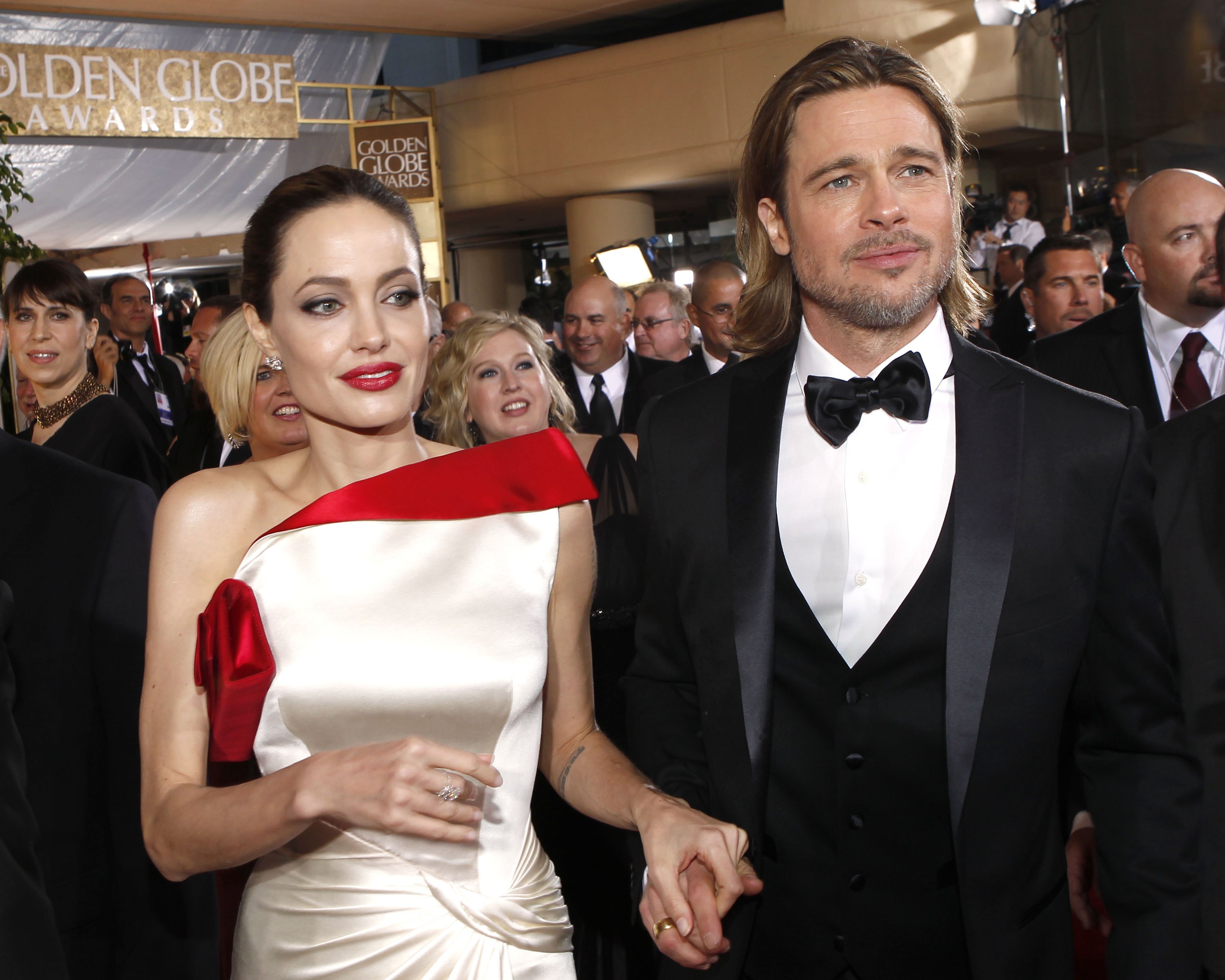 Angelina Jolie et Brad Pitt arrivent à la 69e cérémonie annuelle des Golden Globe Awards qui s'est tenue à l'hôtel Beverly Hilton le 15 janvier 2012. | Source : Getty Images
