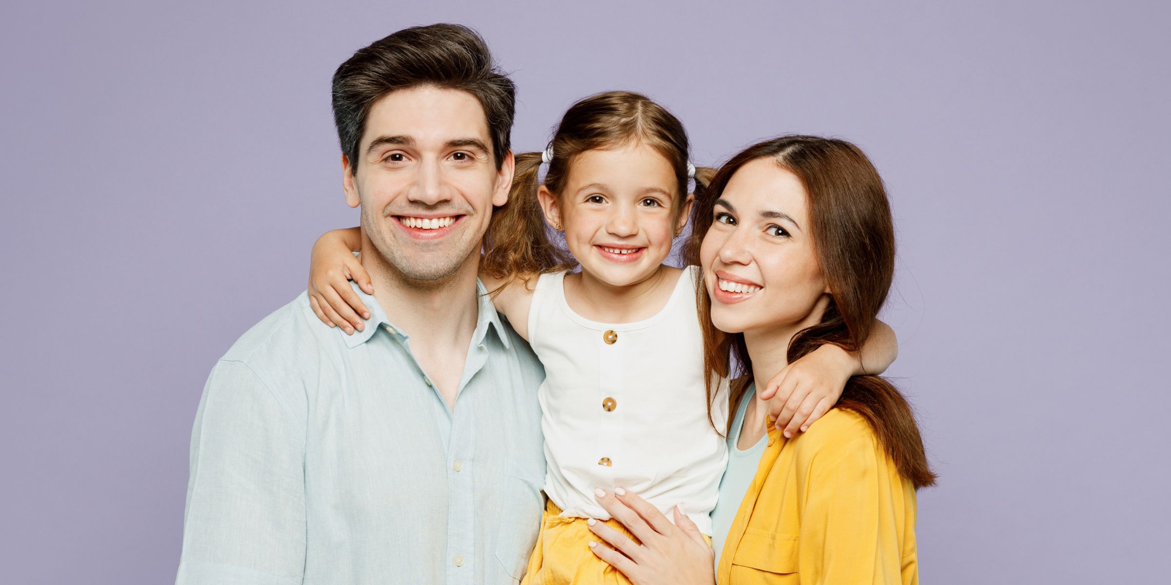 Une petite famille heureuse | Source : Shutterstock