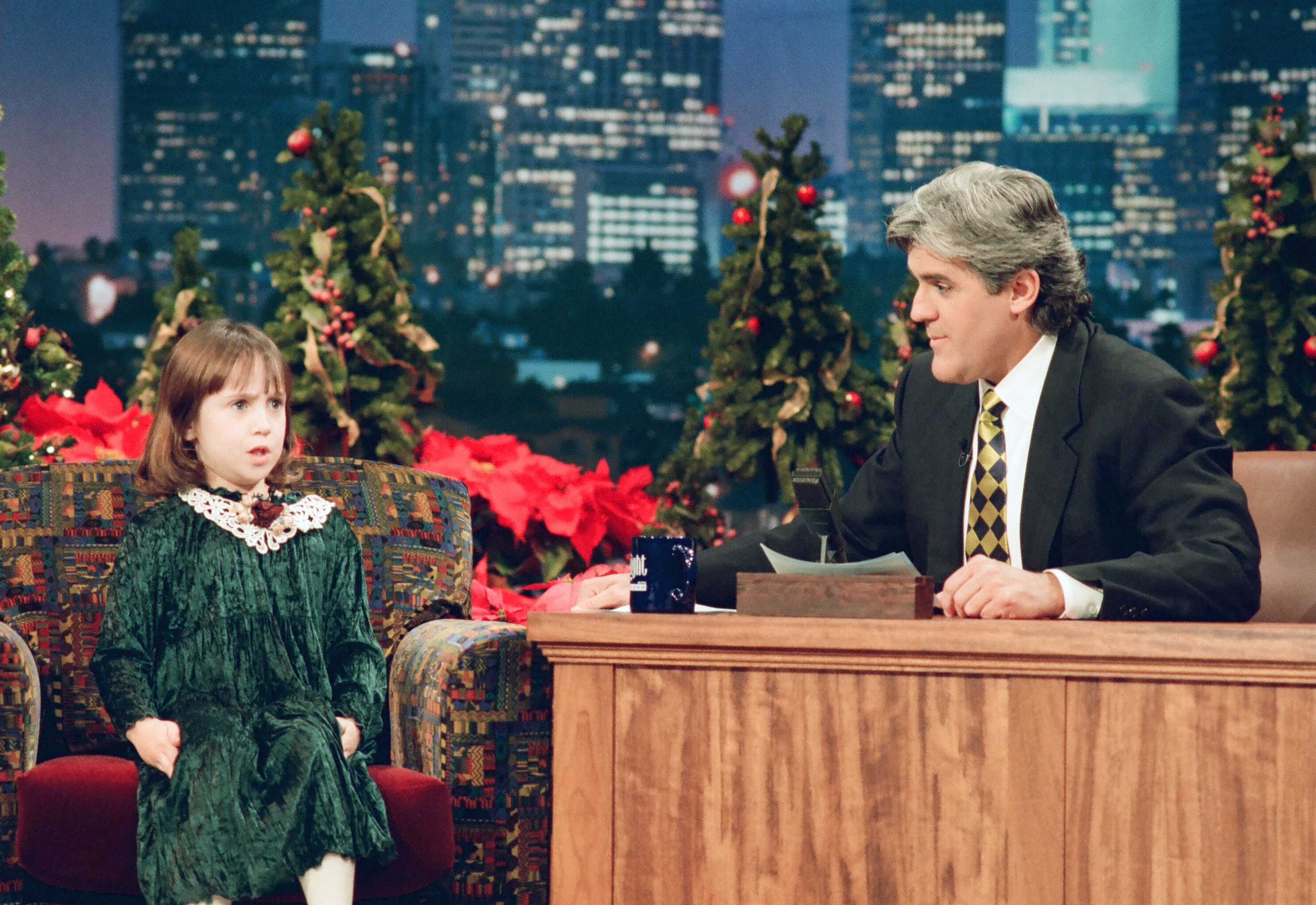 Mara Wilson lors d'une interview avec l'animateur Jay Leno le 13 décembre 1994. | Source : Getty Images