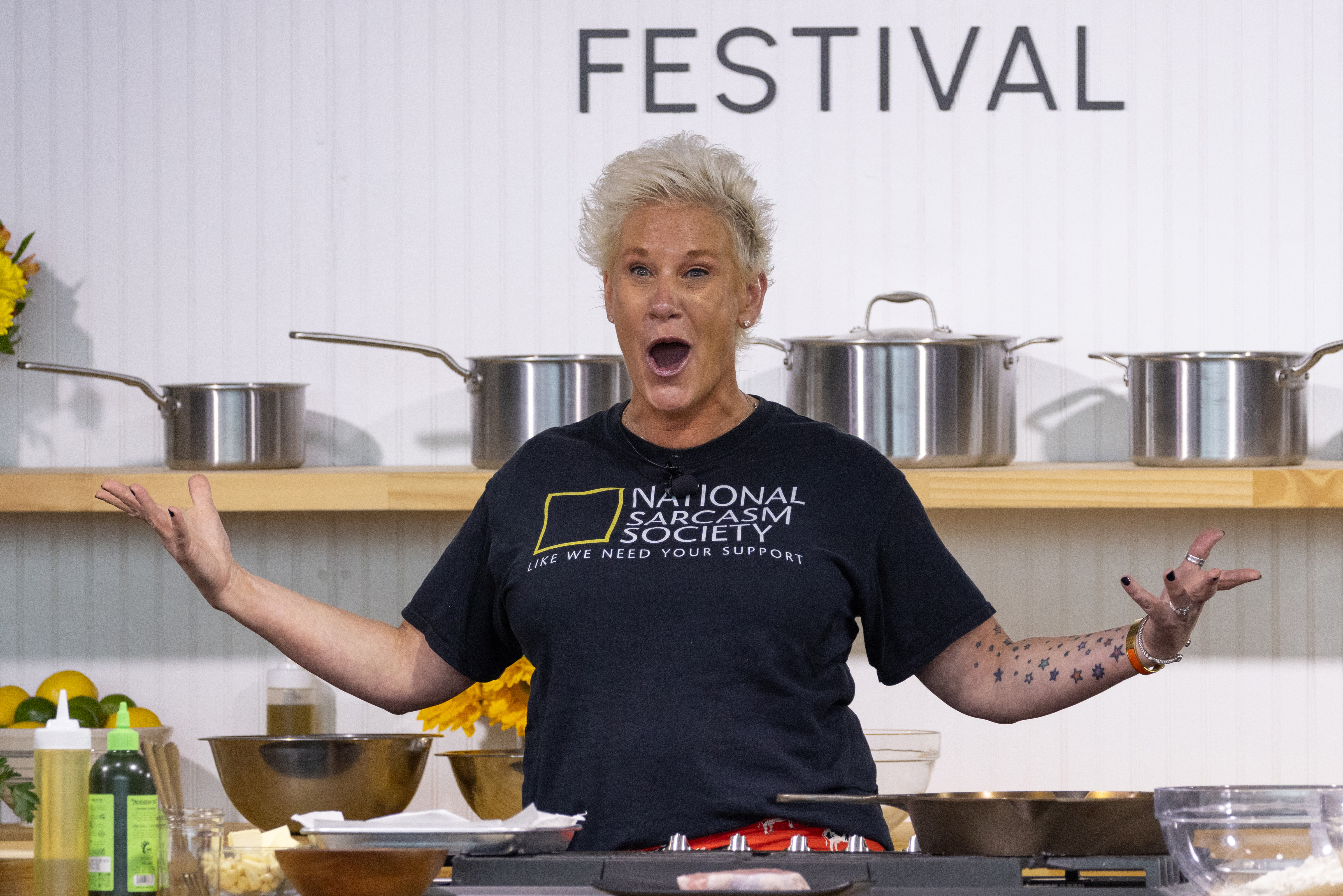 La chef Anne Burrell démontre avec enthousiasme une recette sur scène lors du Austin Food & Wine Festival au Texas, le 5 novembre 2023 | Source : Getty Images