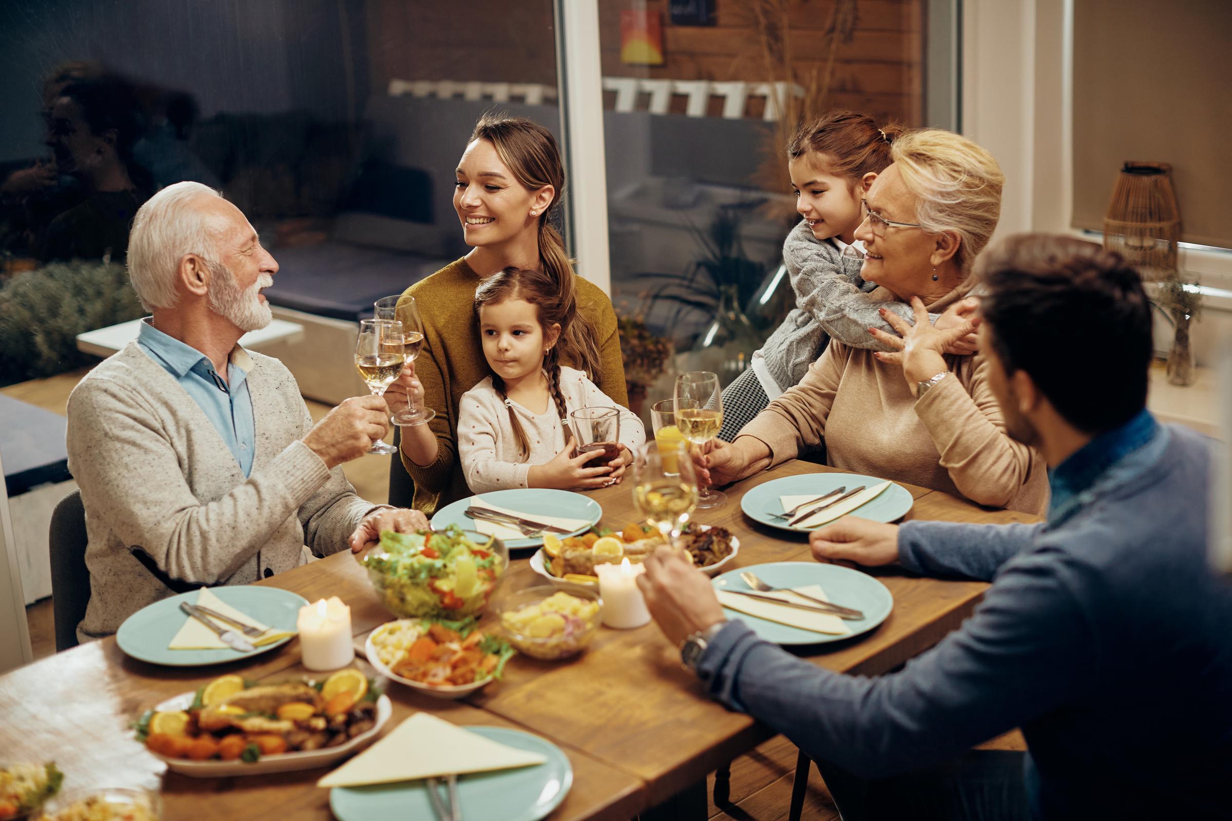 Un dîner en famille | Source : Freepik