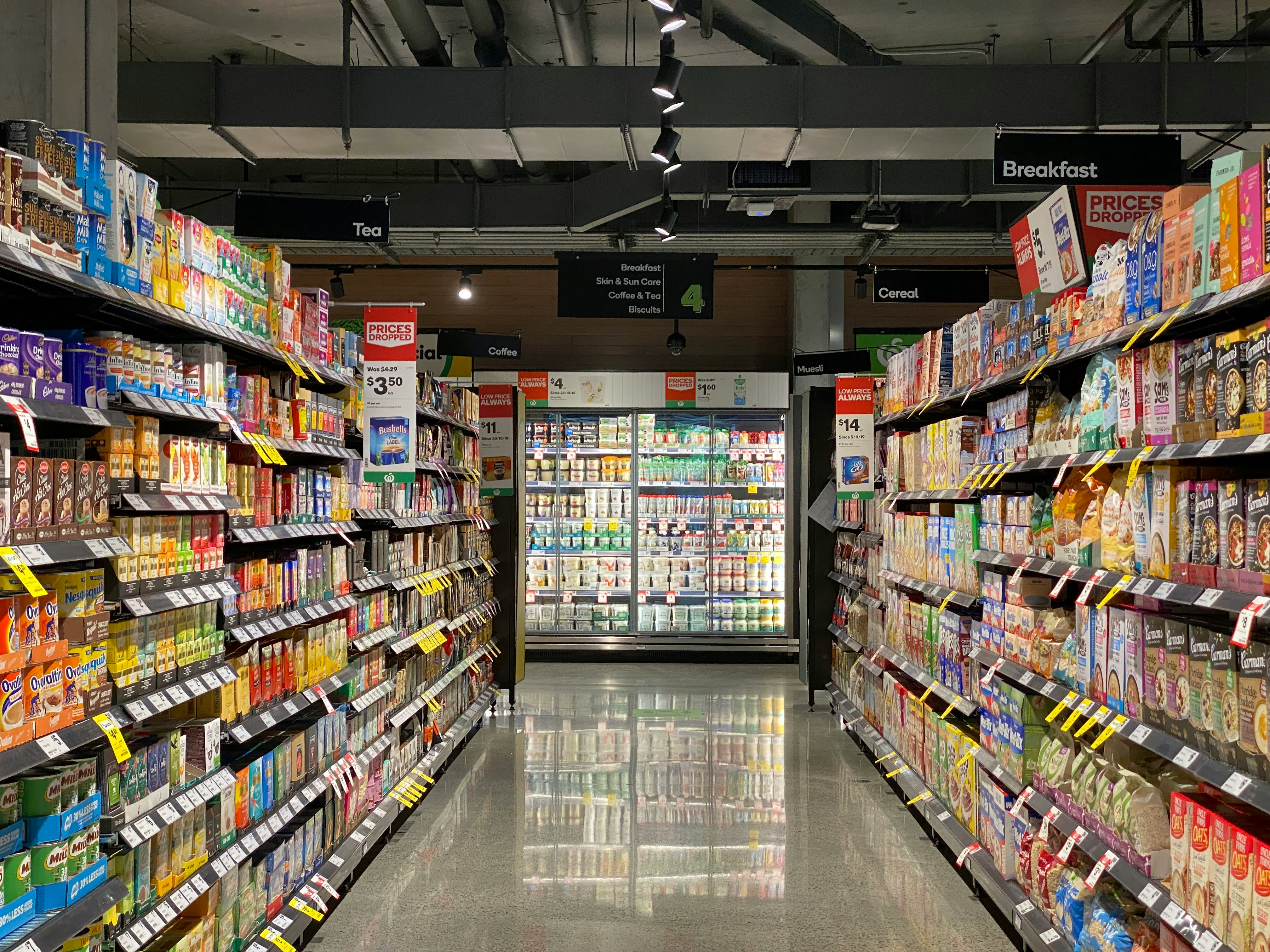 Une allée dans un supermarché | Source : Unsplash