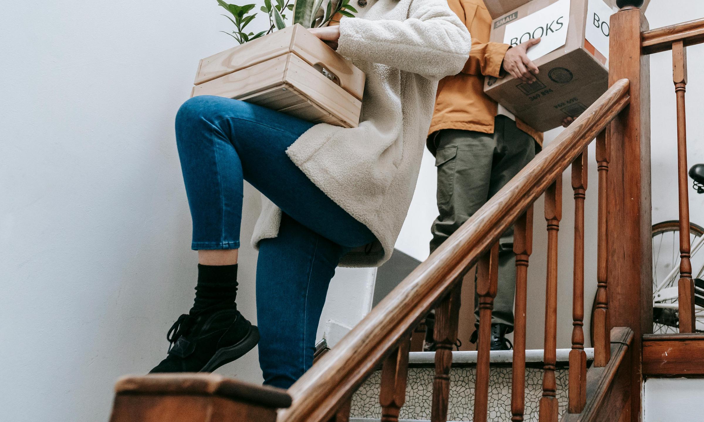 Hans et Greta font leurs valises à la hâte | Source : Pexels