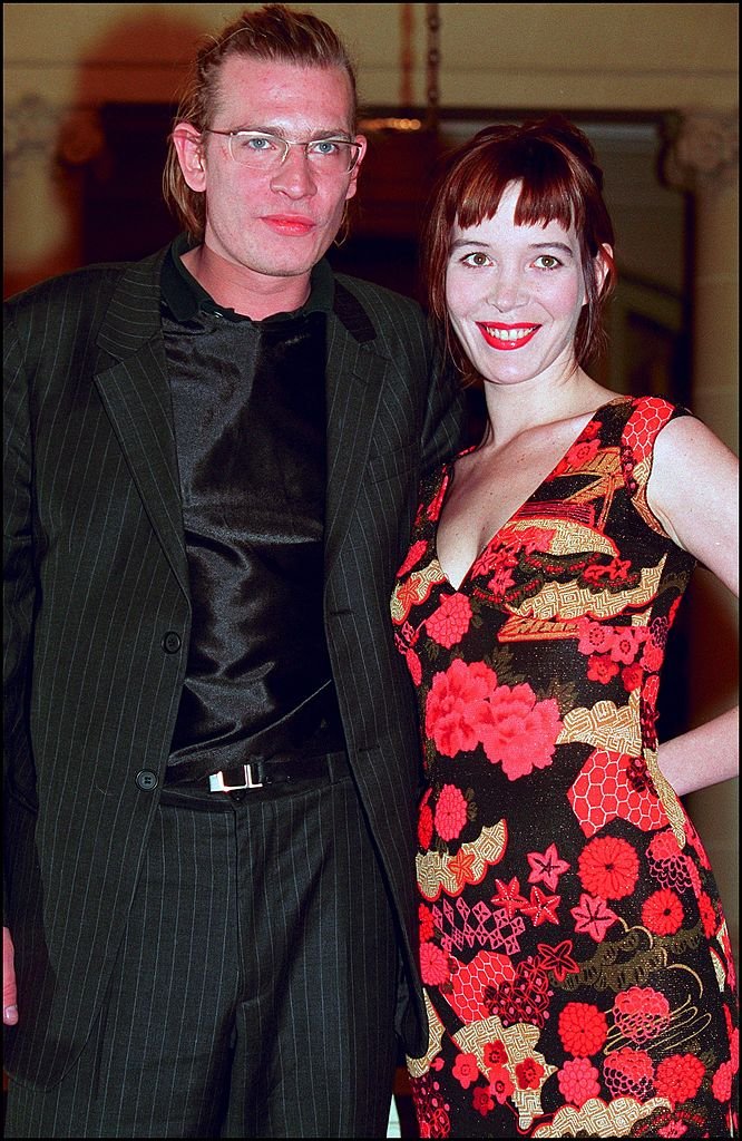 Guillaume Depardieu et sa femme Elise à Paris, France le 11 novembre 2001. | Photo : Getty Images