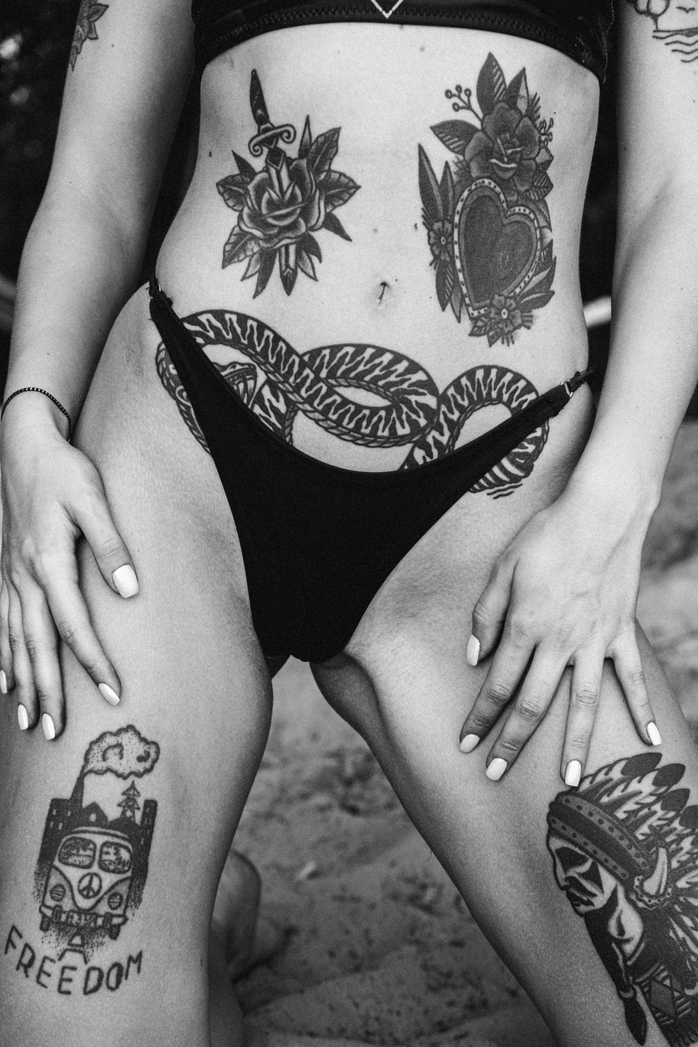 Une femme dévoilant ses tatouages | Source : Unsplash