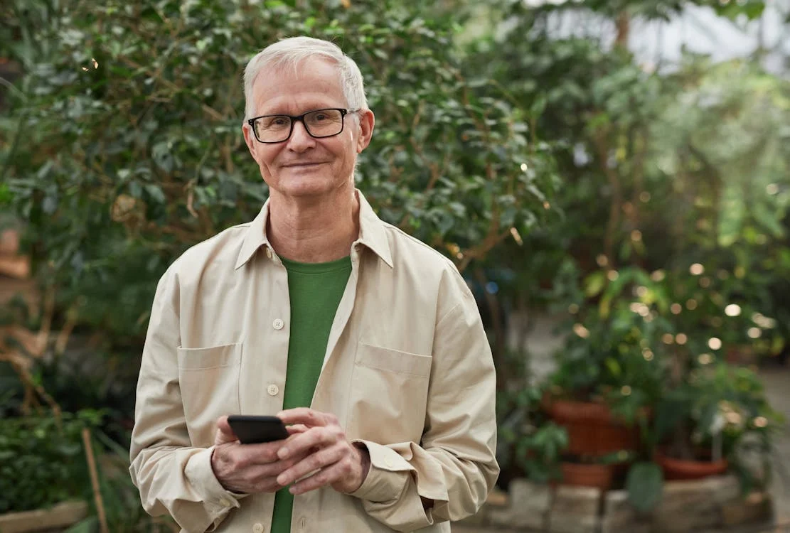 Un homme âgé souriant | Source : Pexels