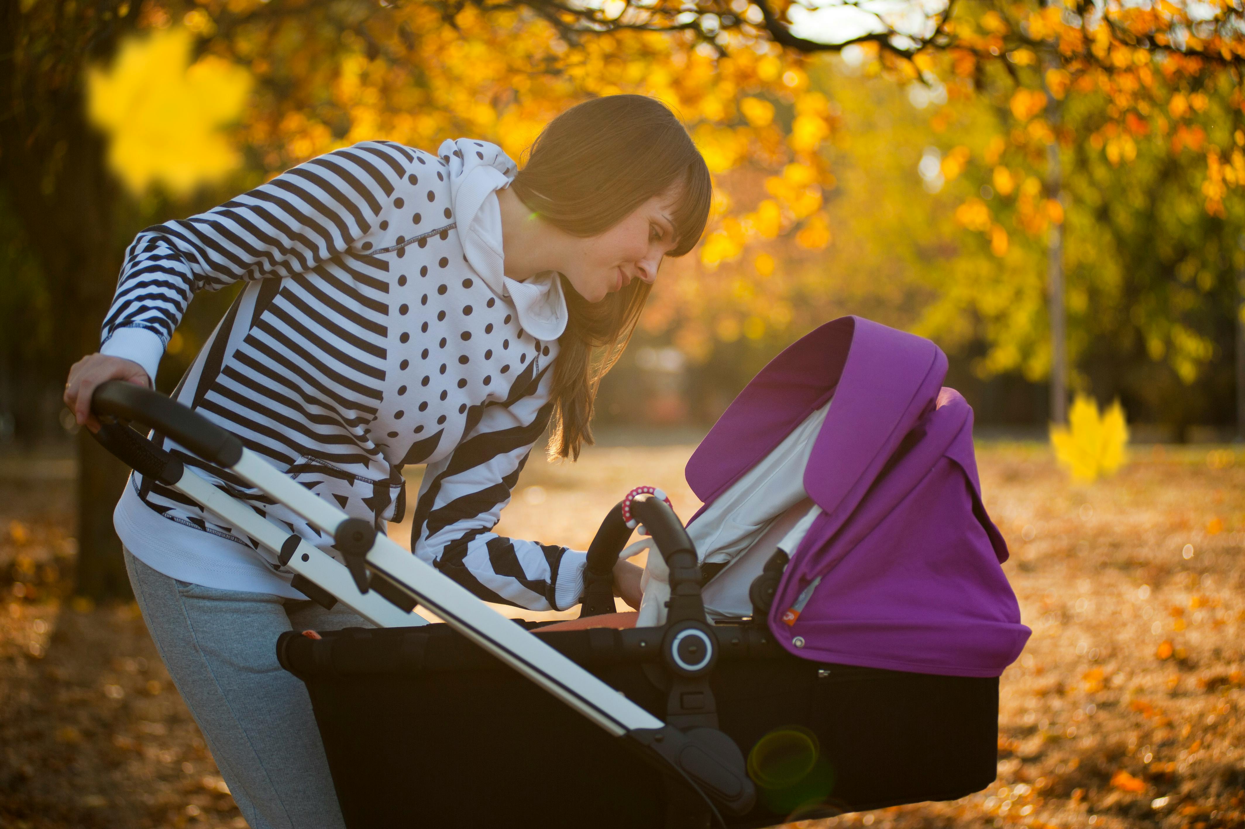 Une femme avec une poussette | Source : Pexels