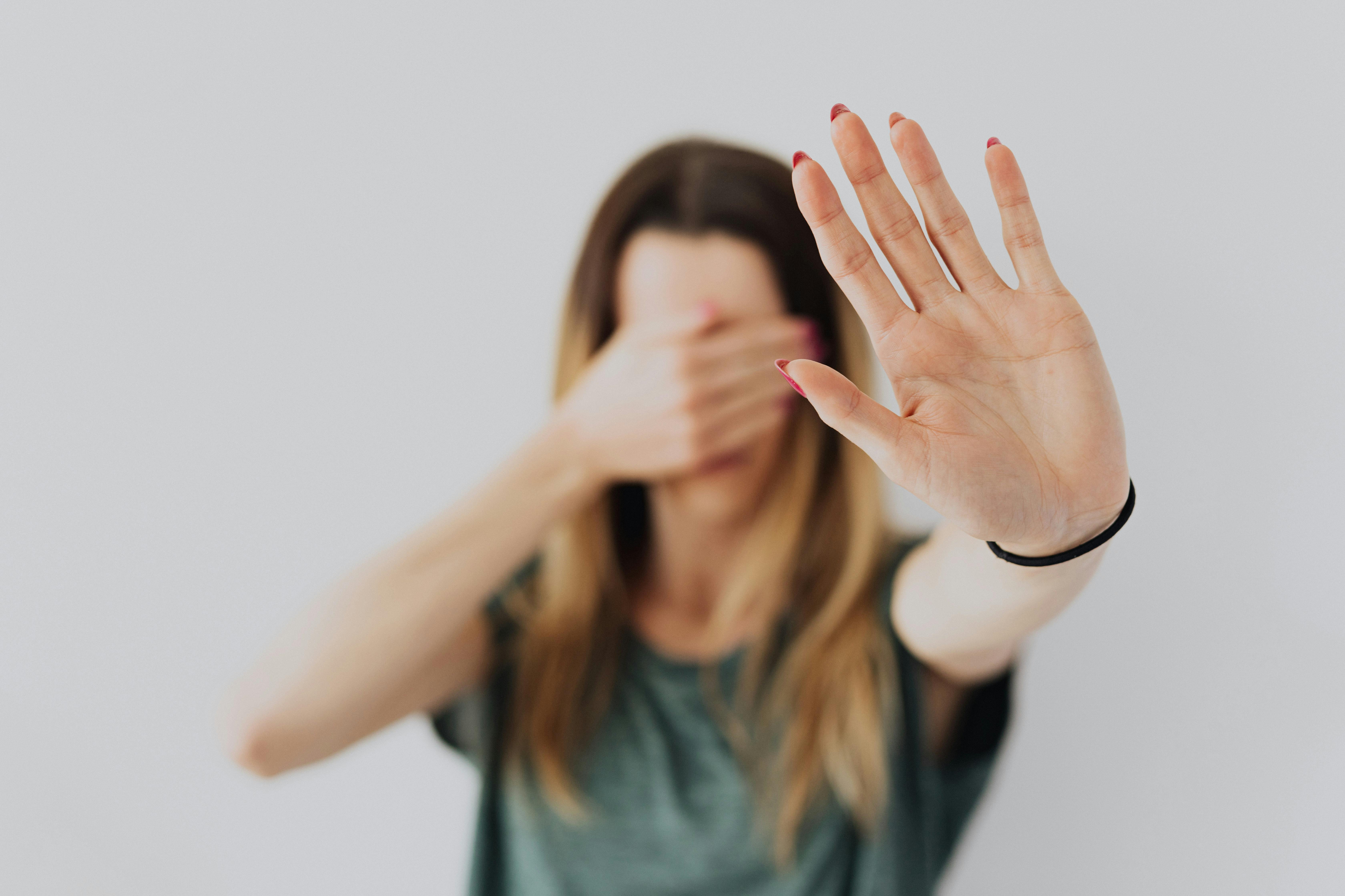 Femme se couvrant le visage avec sa main | Source : Pexels