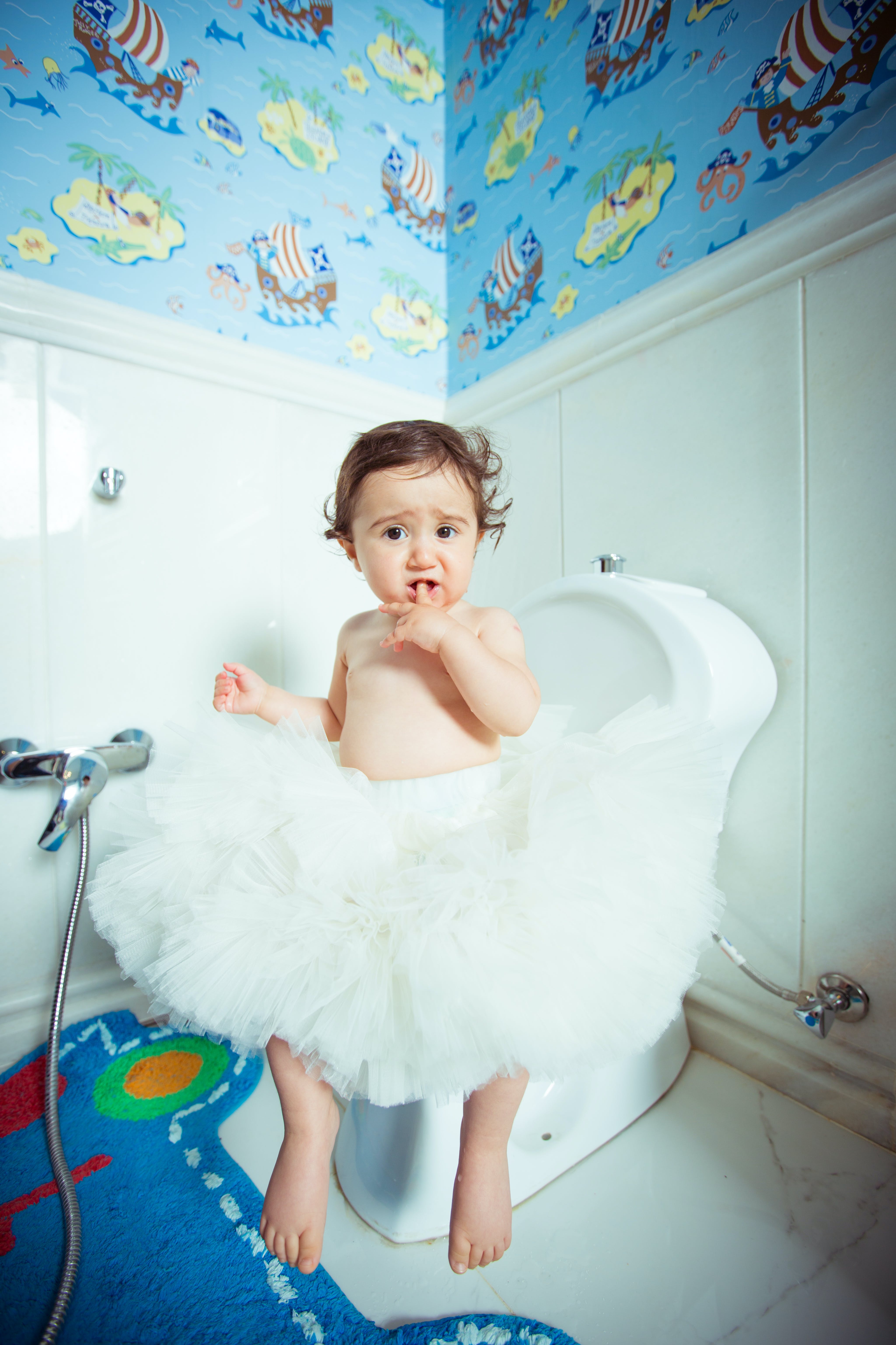 Un enfant assis sur des toilettes | Source : Pexels