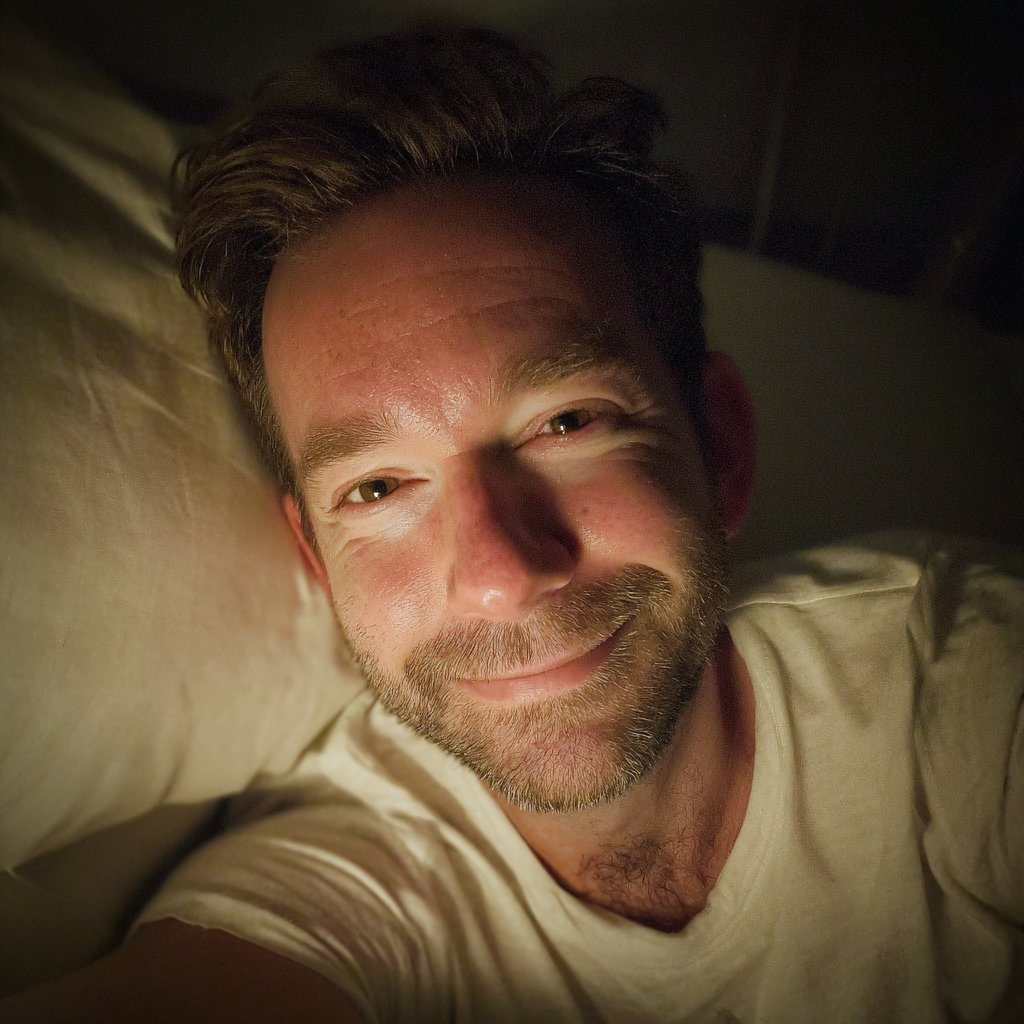 Un homme souriant allongé dans son lit | Source : Midjourney