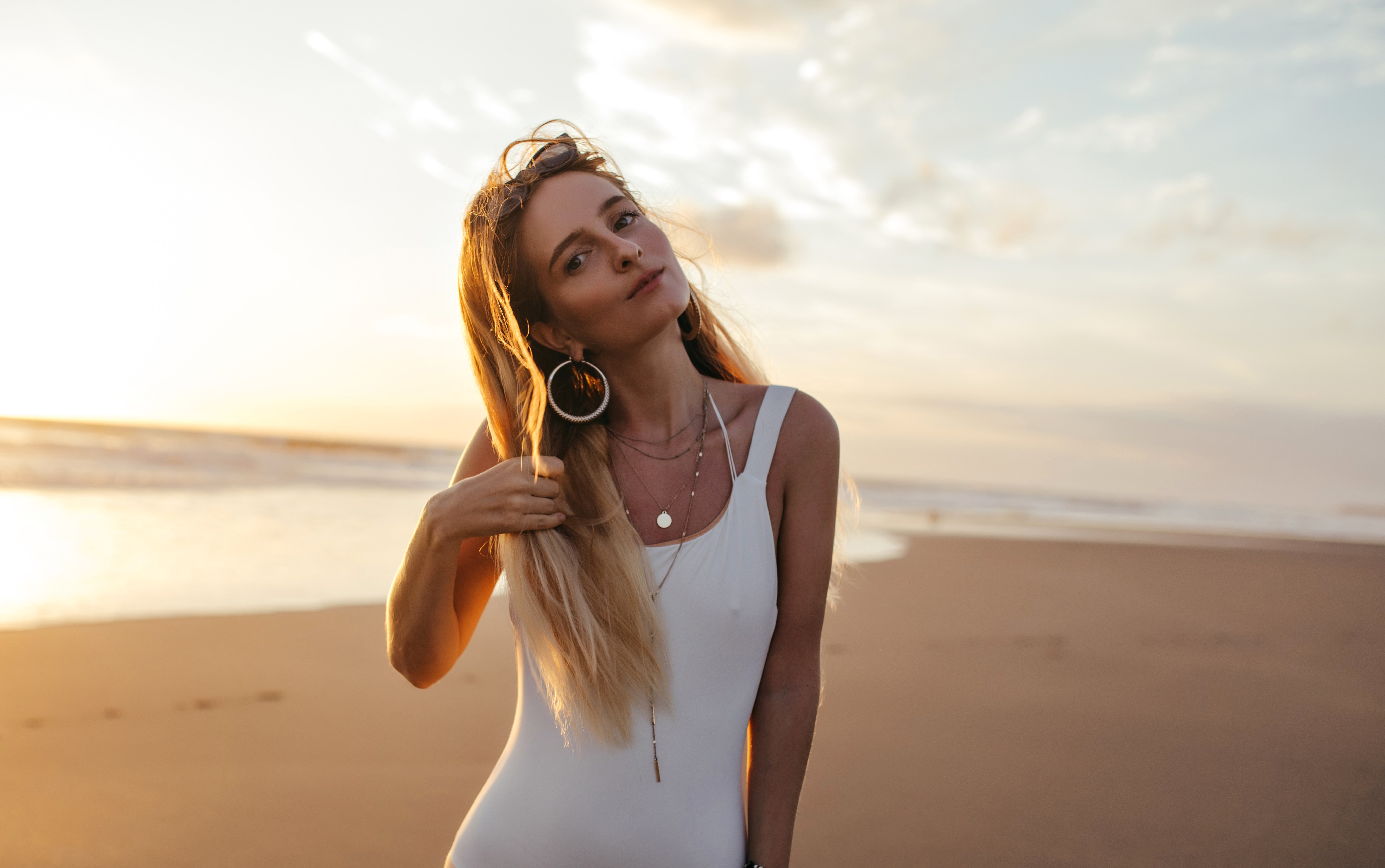 Une femme en maillot de bain debout sur une plage de sable | Source : Freepik