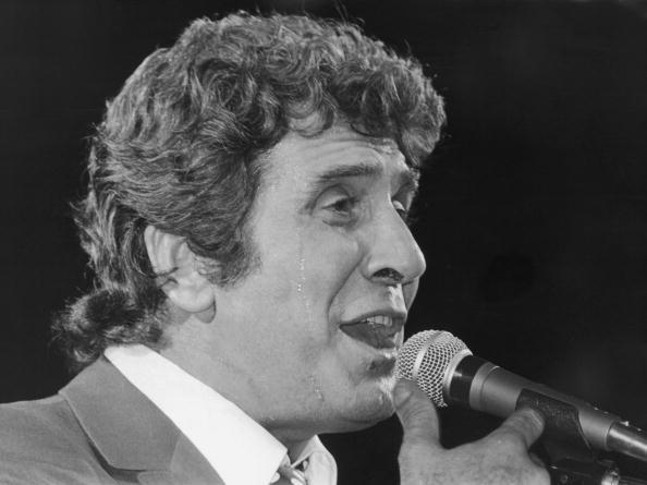 Gilbert Becaud se produit au Théâtre de l'Olympia, à Paris, le 3 octobre 1980. | Photo : Getty Images