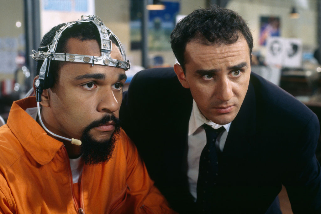 Les acteurs et humoristes français Élie Semoun et Dieudonné sur le tournage du film « Le Clone », réalisé en 1998 par le réalisateur et scénariste italien Fabio Conversi I Source : Getty Images