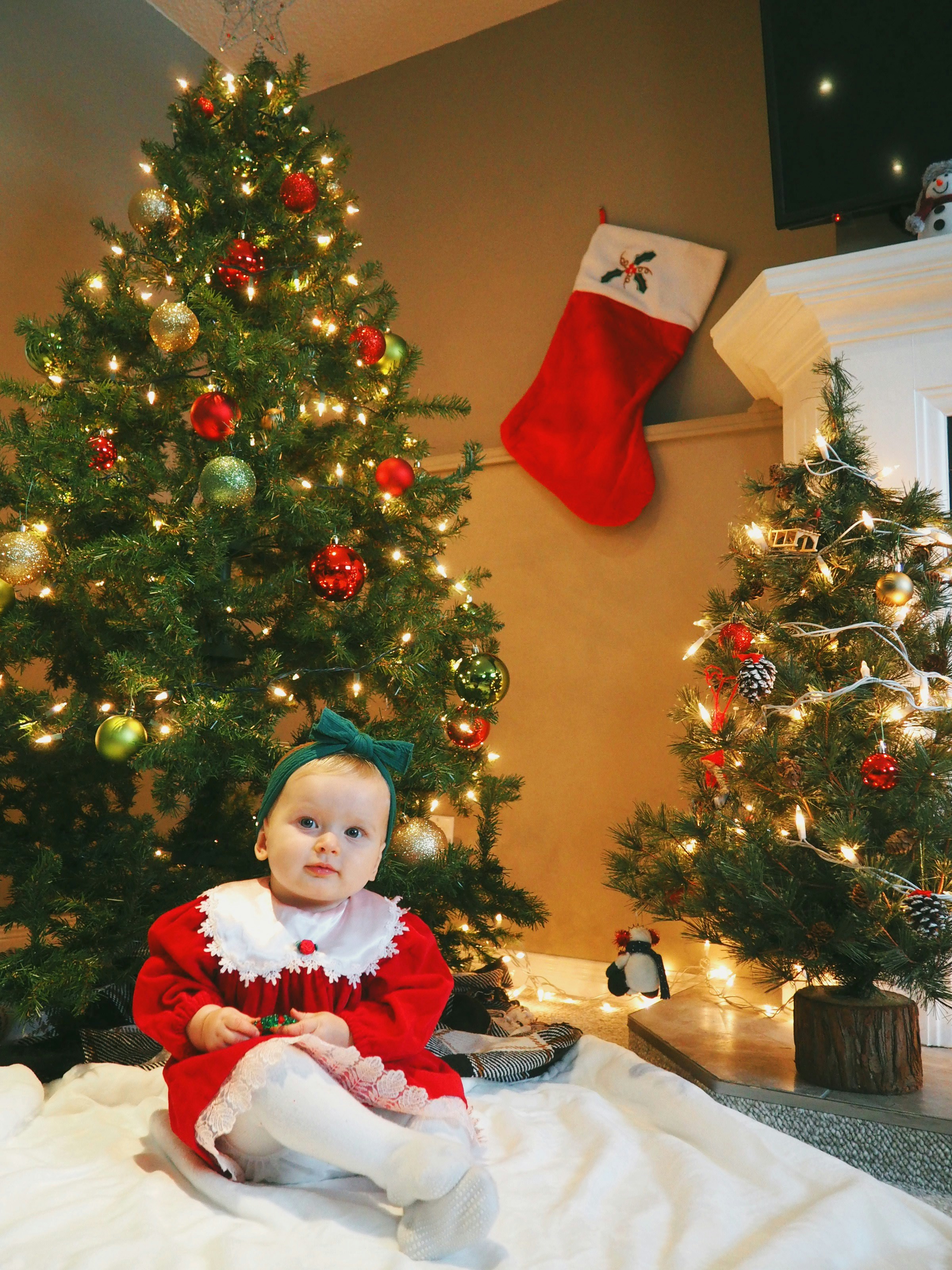 Une petite fille assise sur fond de décorations de Noël | Source : Unsplash