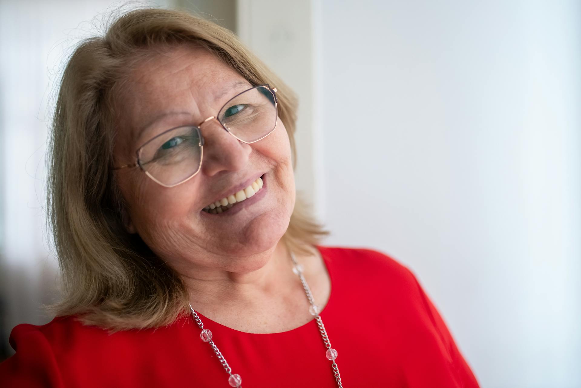 Une femme souriante | Source : Pexels