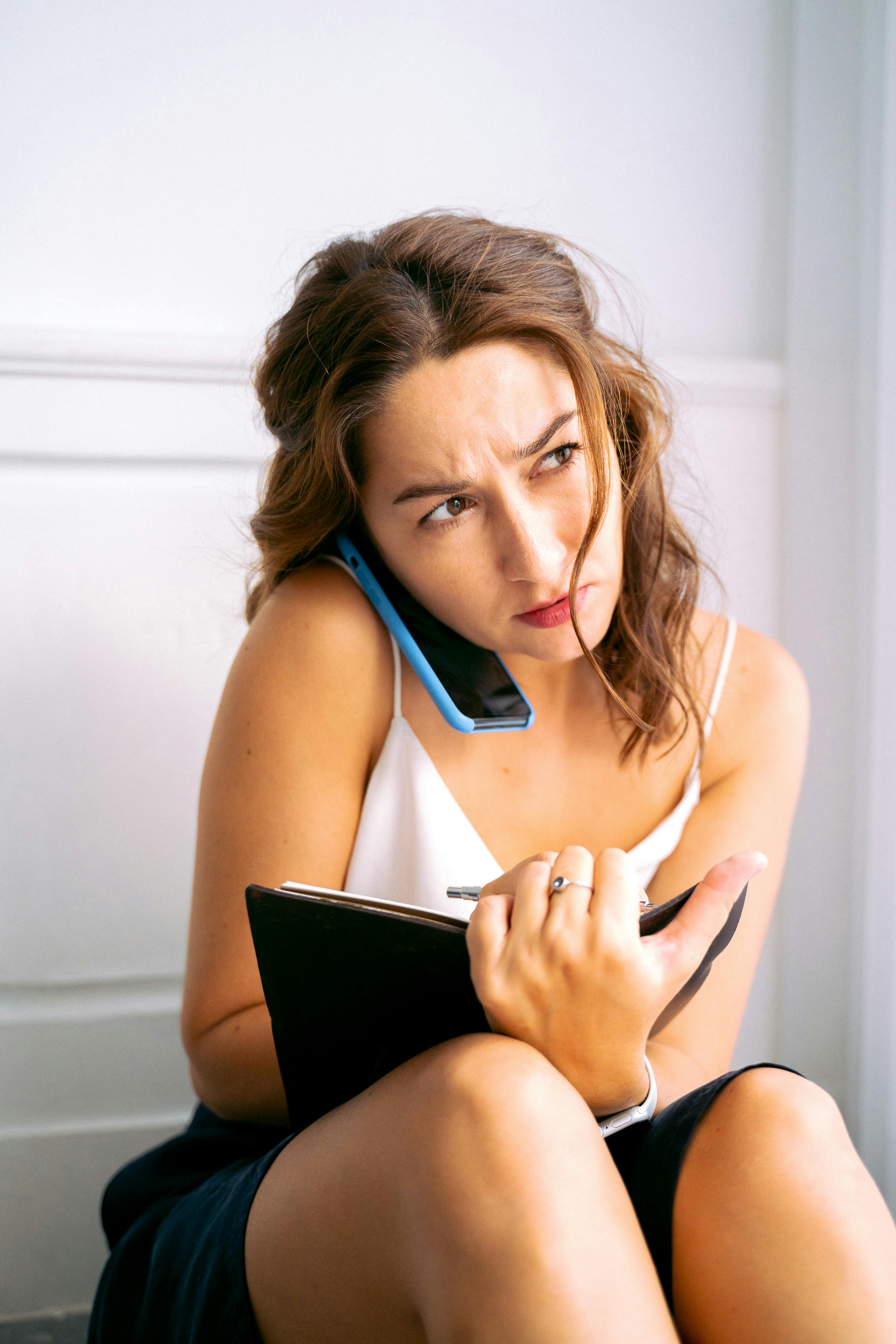 Une femme réfléchie lors d'un appel | Source : Pexels