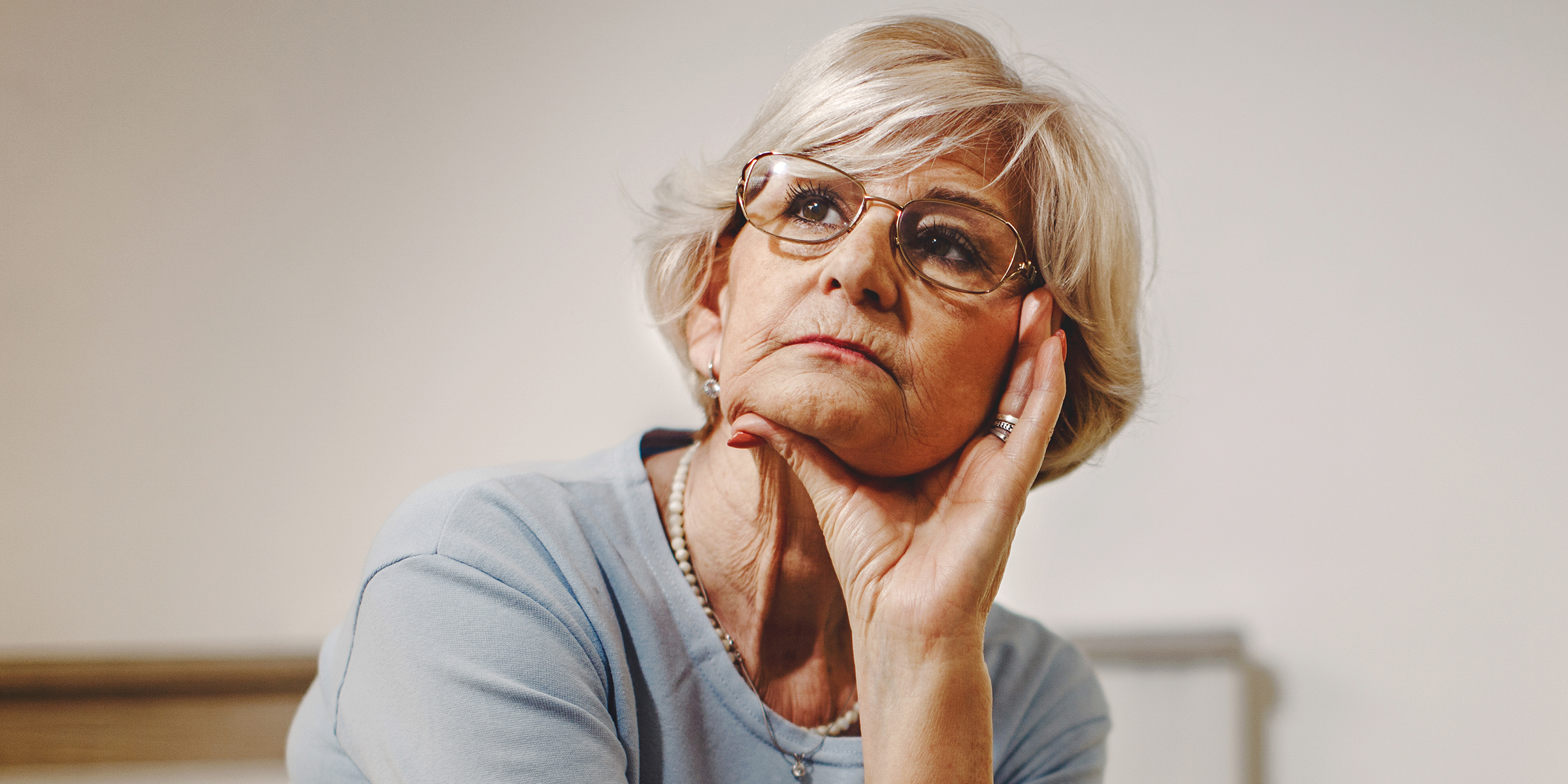Une femme âgée réfléchie qui a l'air pensive | Source : Shutterstock