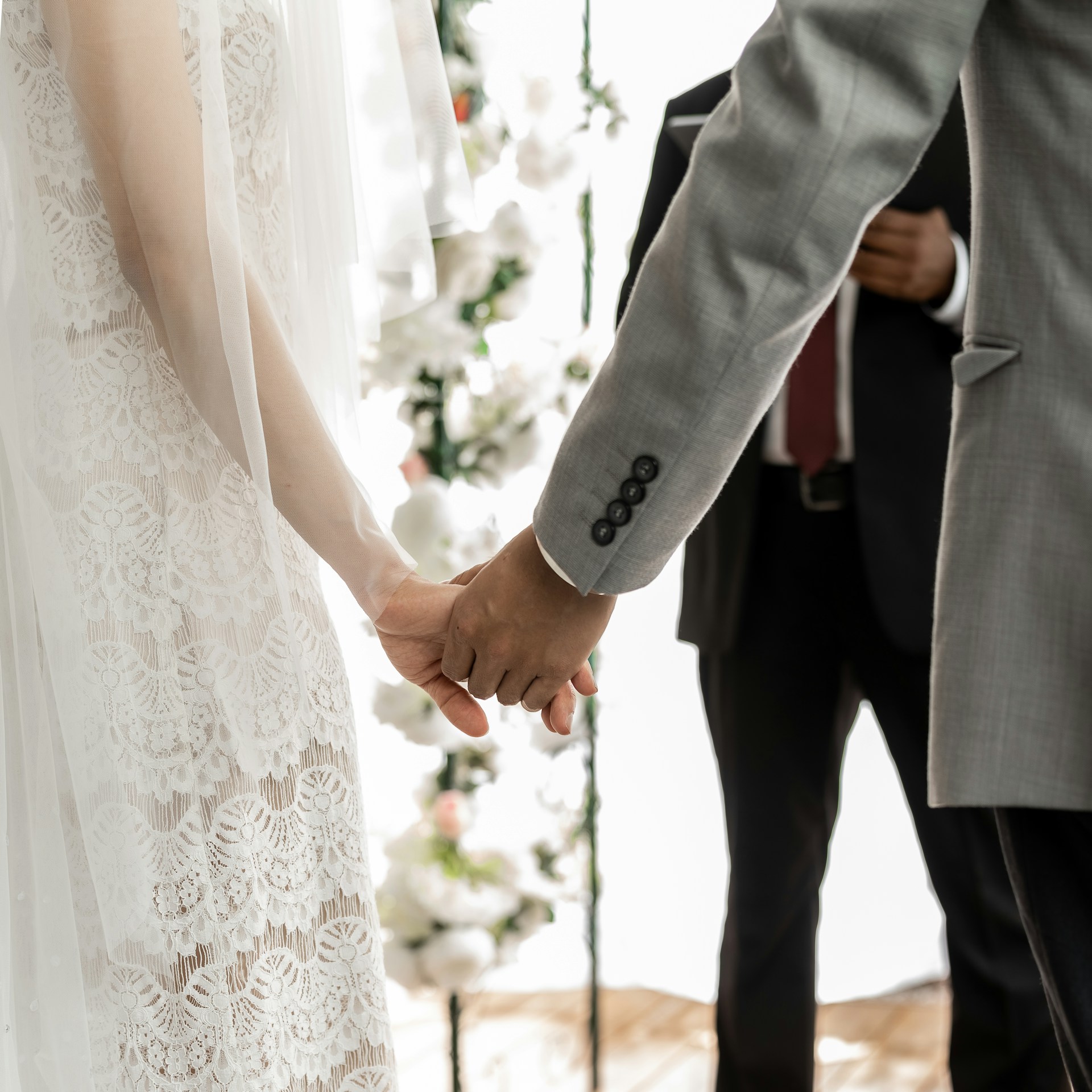 Un marié tenant la main de sa promise | Source : Unsplash