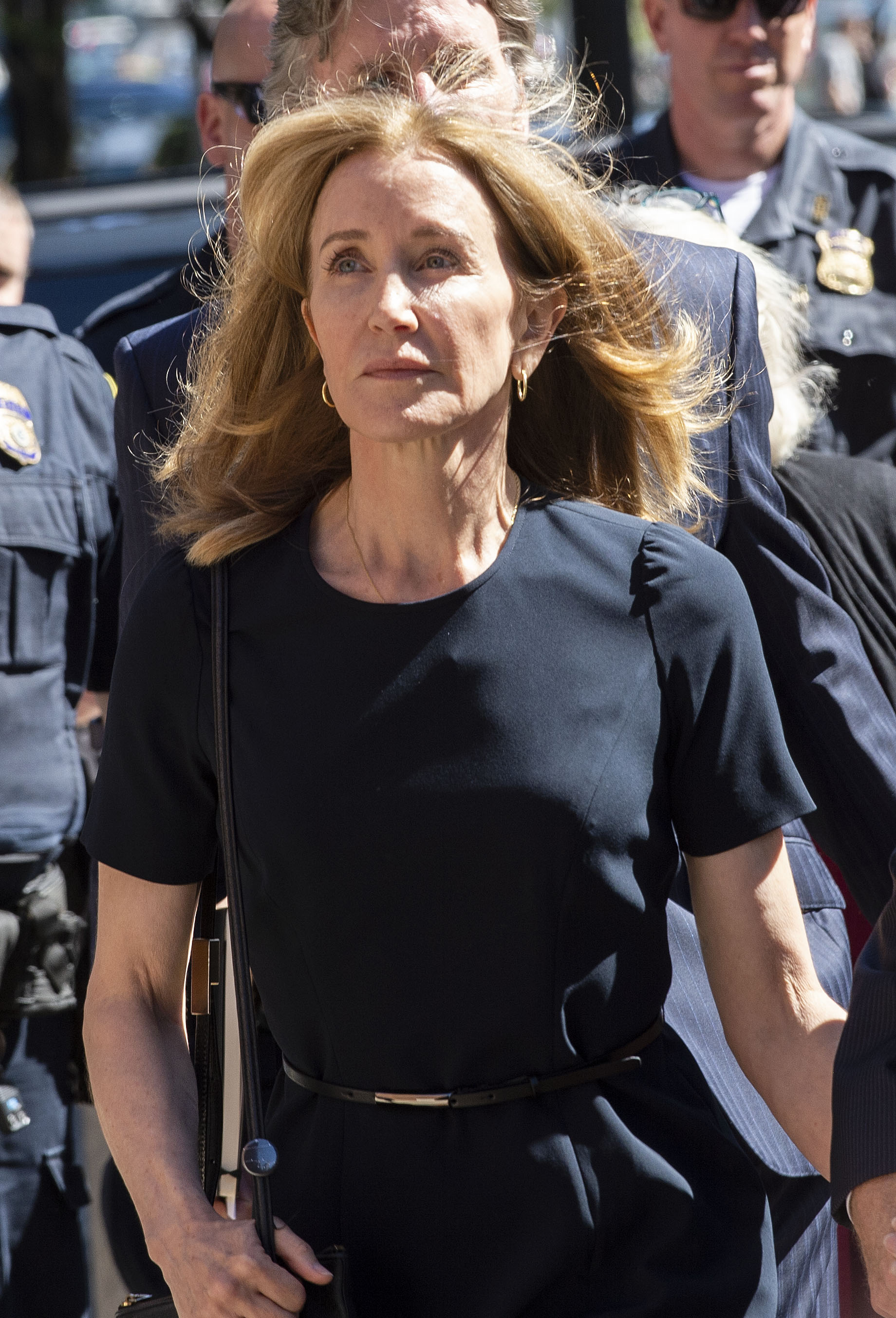 Felicity Huffman se rend à l'entrée du palais de justice des États-Unis John Joseph Moakley le 13 septembre 2019 à Boston. | Source : Getty Images