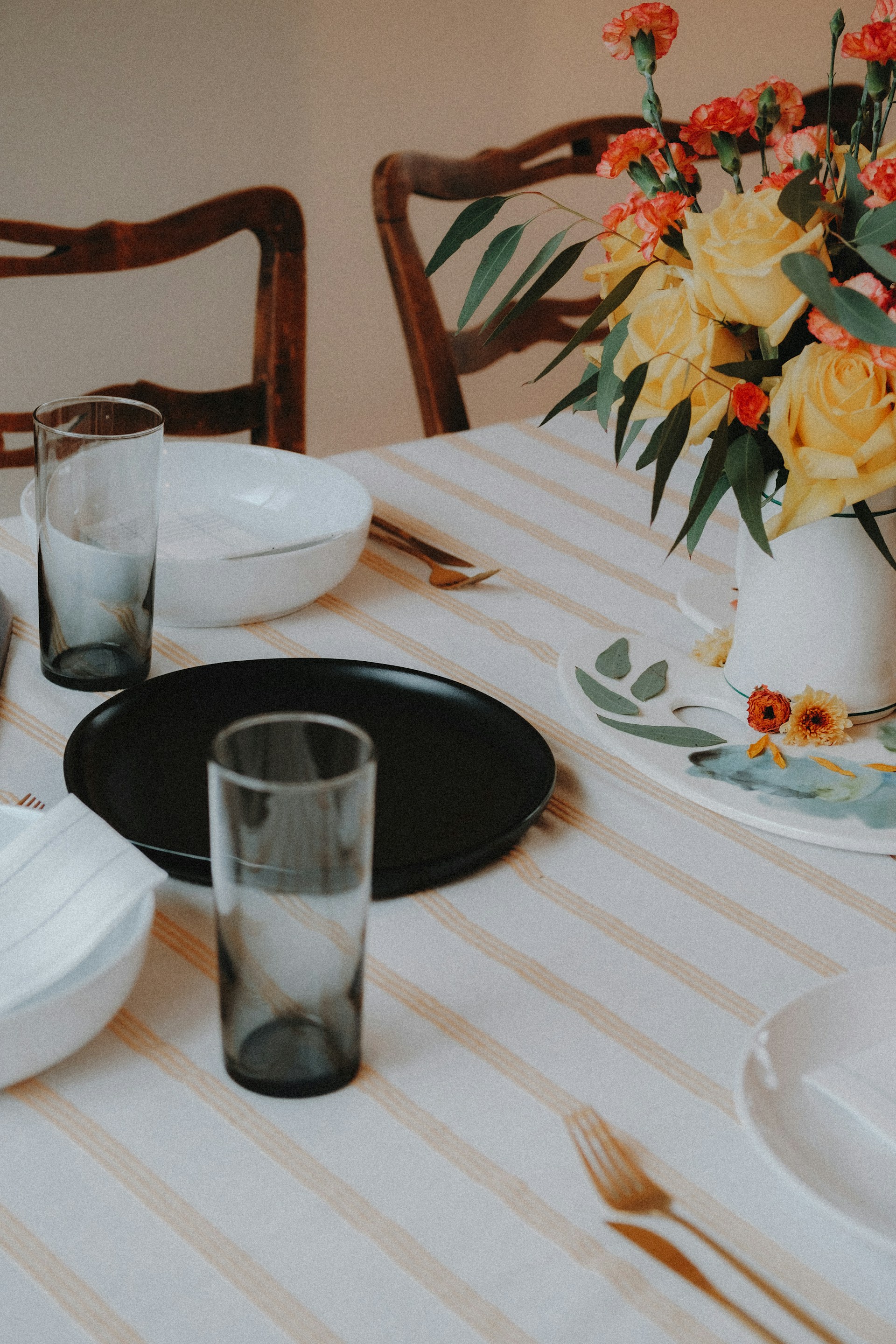 Une table dressée avec des assiettes, des verres et des couverts | Source : Unsplash
