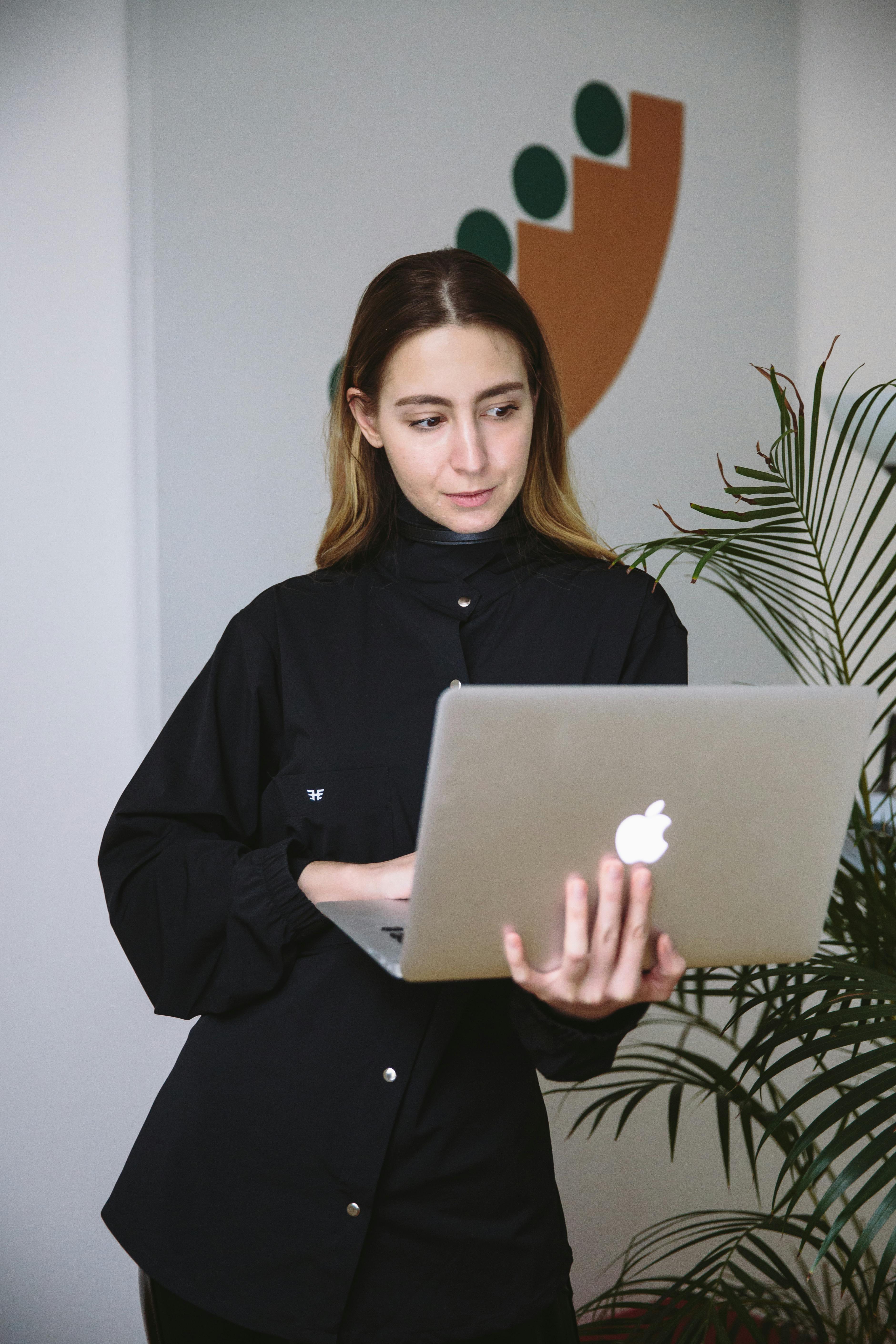 Une femme utilisant un ordinateur portable | Source : Pexels