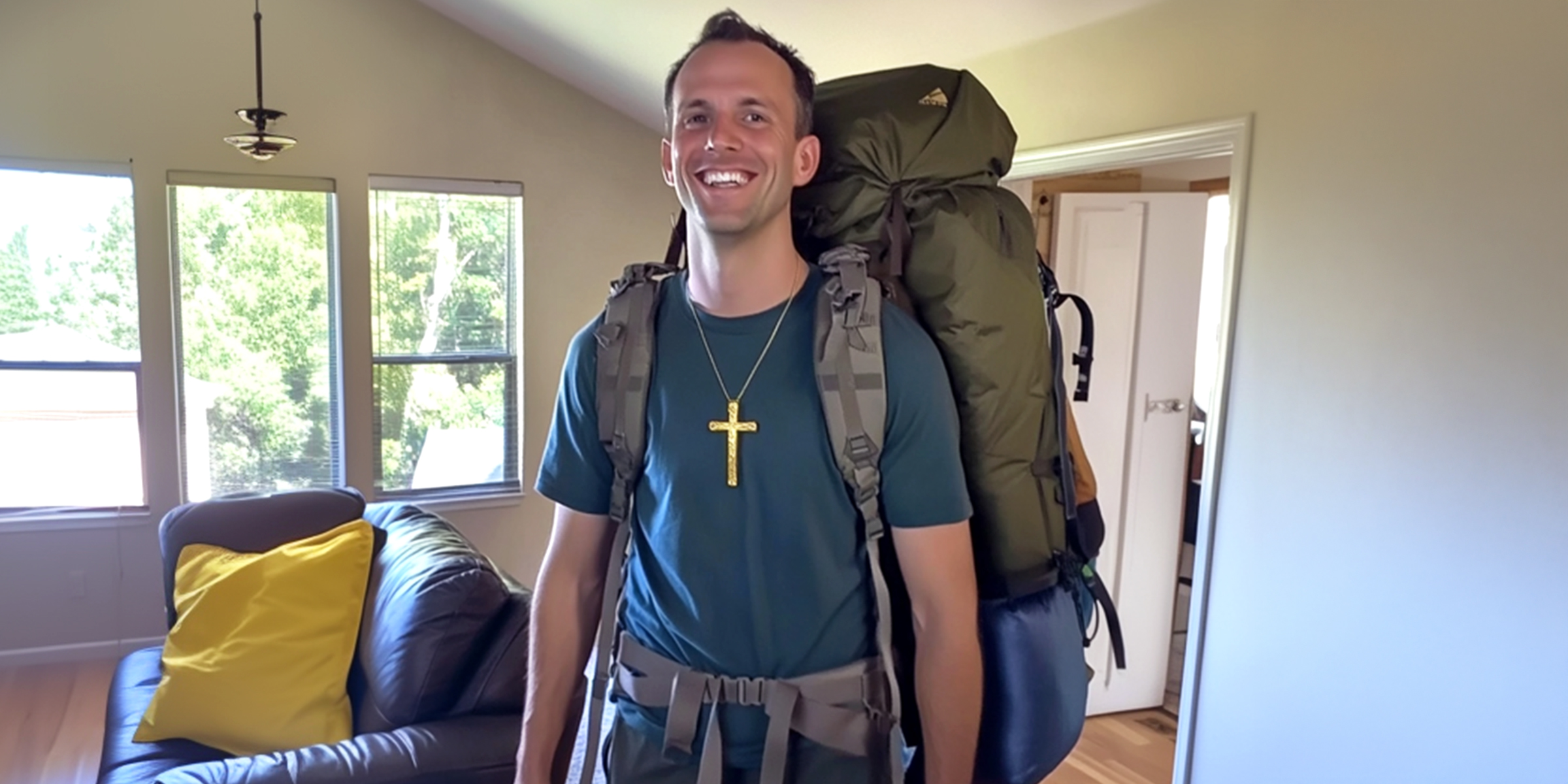 Un homme heureux avec son matériel de camping | Source : Amomama
