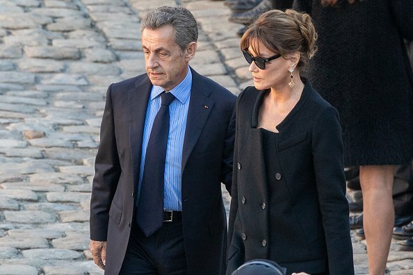 Nicolas Sarkozy et son épouse Carla Bruni Sarkozy assistent à l'hommage national à Charles Aznavour aux Invalides le 5 octobre 2018 à Paris, France. | Photo: GettyImage
