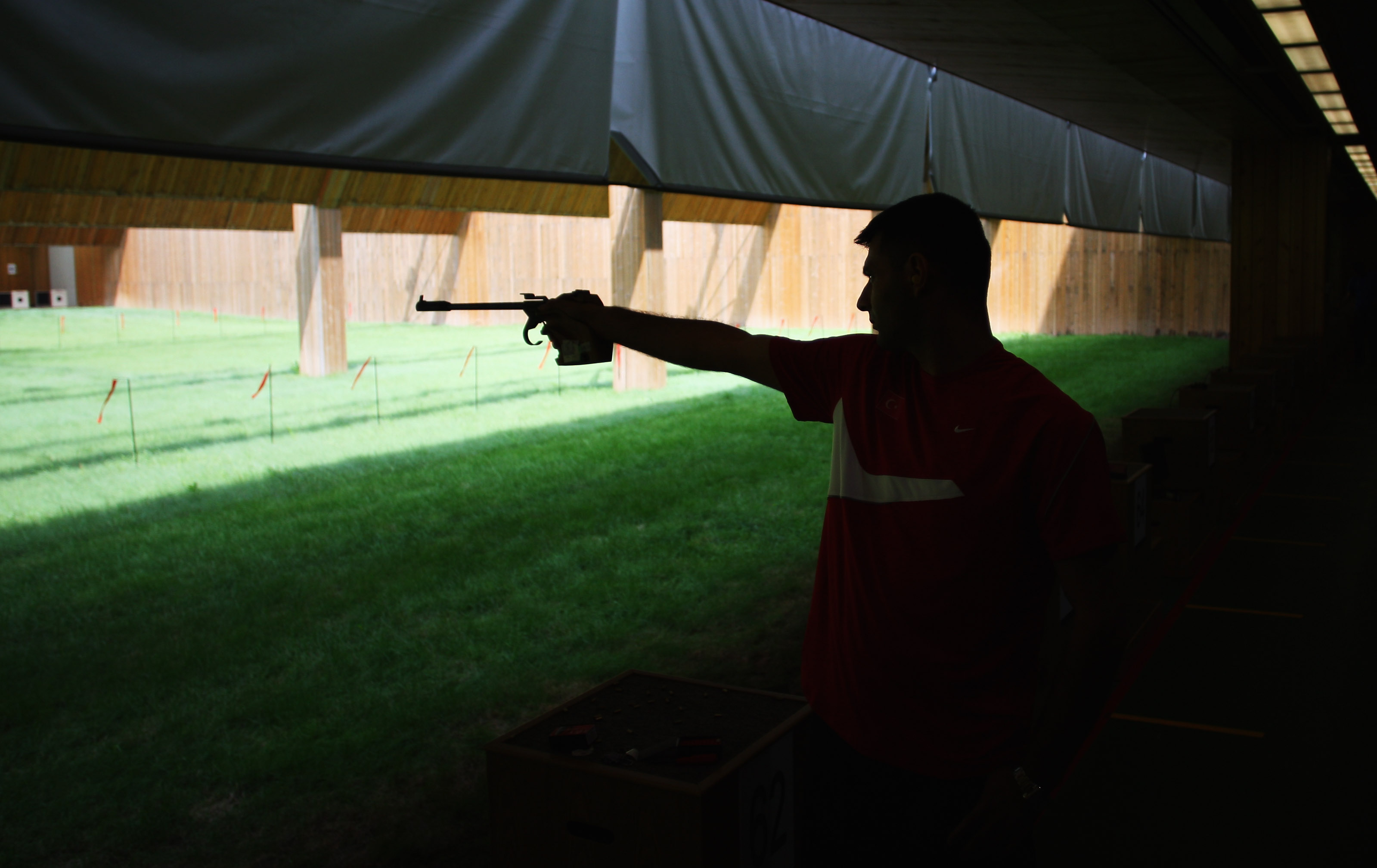 L'ancien officier turc aligne son pistolet sur le stand de tir de 50 m lors d'une séance d'entraînement avant les Jeux olympiques de Pékin, le 1er août 2008, à Pékin, en Chine | Source : Getty Images