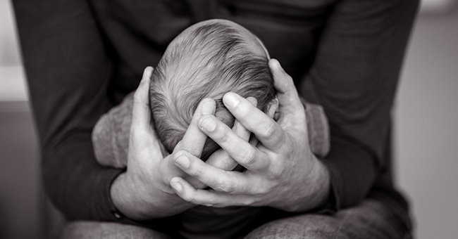 Un bébé dans des bras | Source : Shutterstock