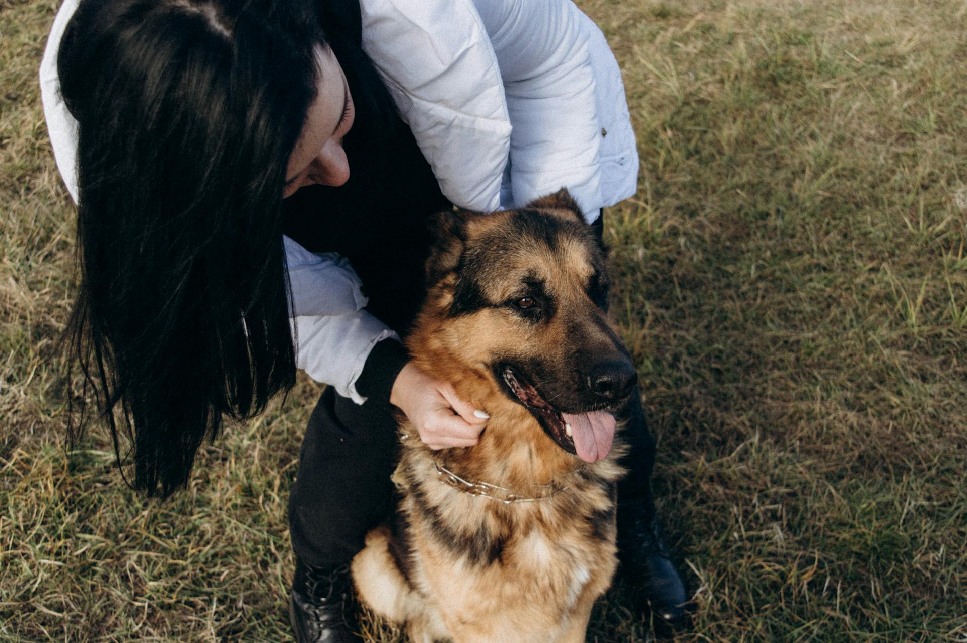 Une femme tenant son chien | Source : Pexels