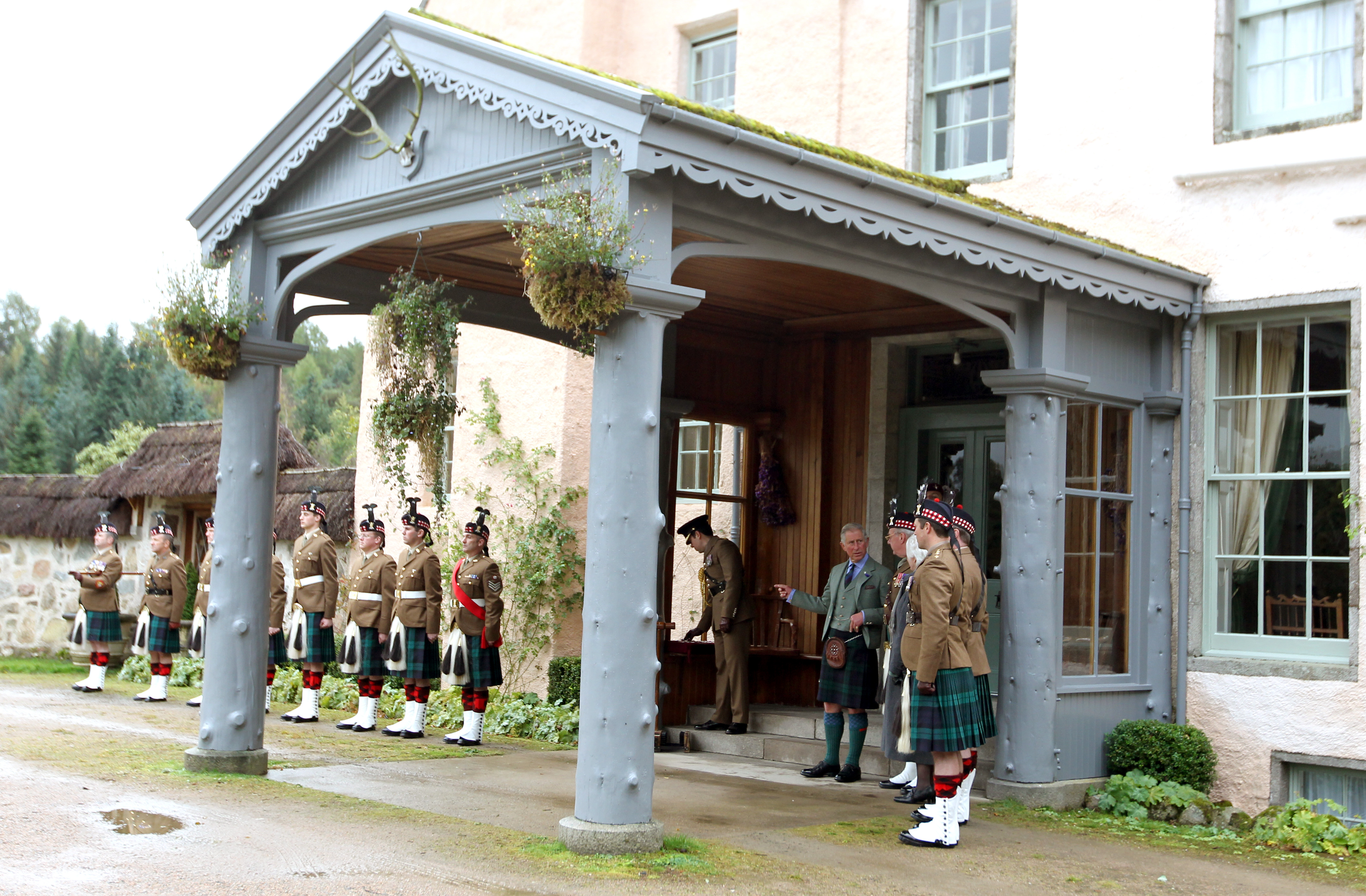 Le roi Charles III lors d'une cérémonie de remise de médailles de service à des soldats du 51e Highland, 7e bataillon, The Royal Regiment of Scotland, dans le parc de Birkhall à Ballater, dans l'Aberdeenshire, le 13 octobre 2012. | Source : Getty Images