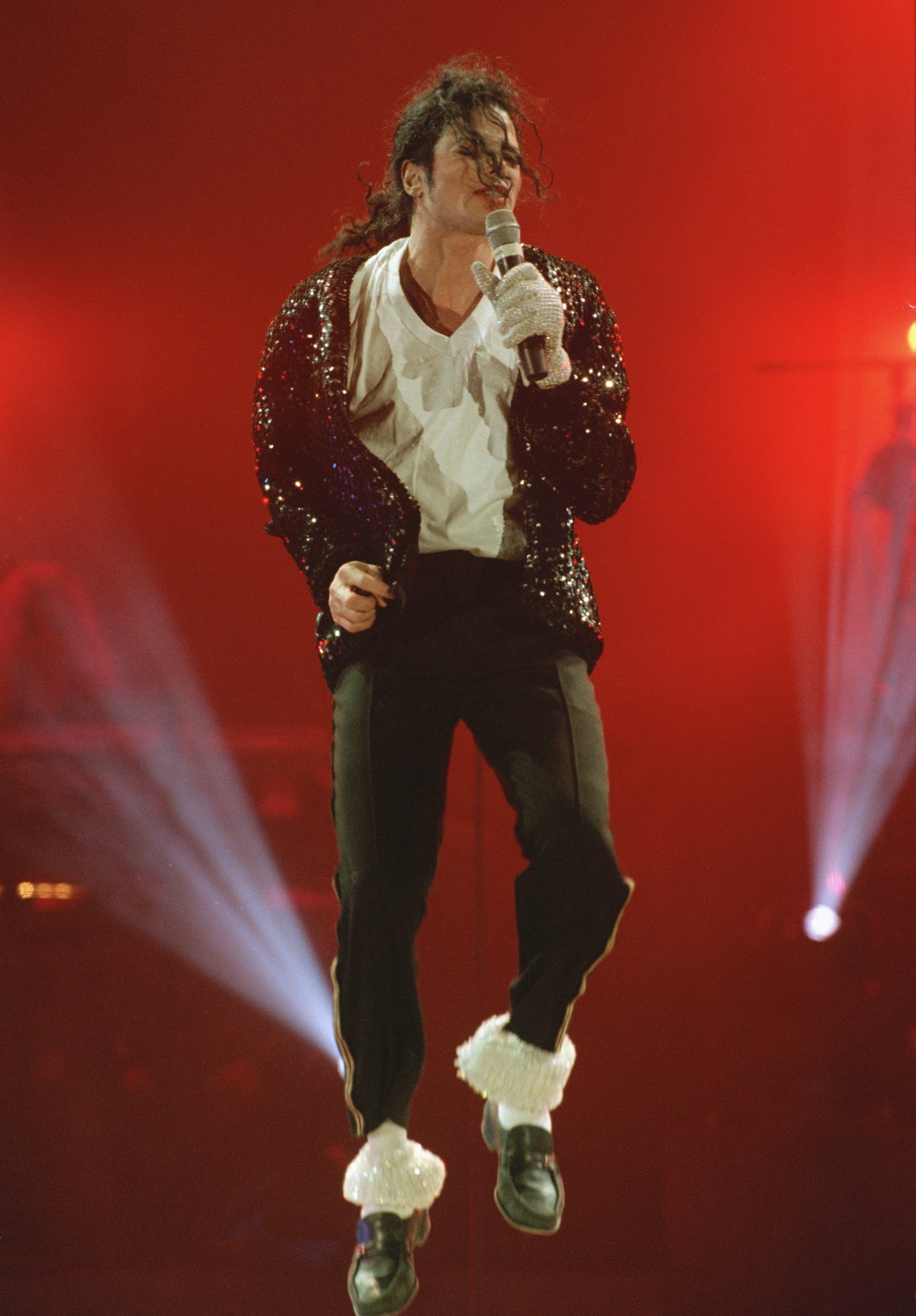  Michael Jackson en concert à Brême lors de la tournée mondiale HIStory en 1997. | Source : Getty Images.
