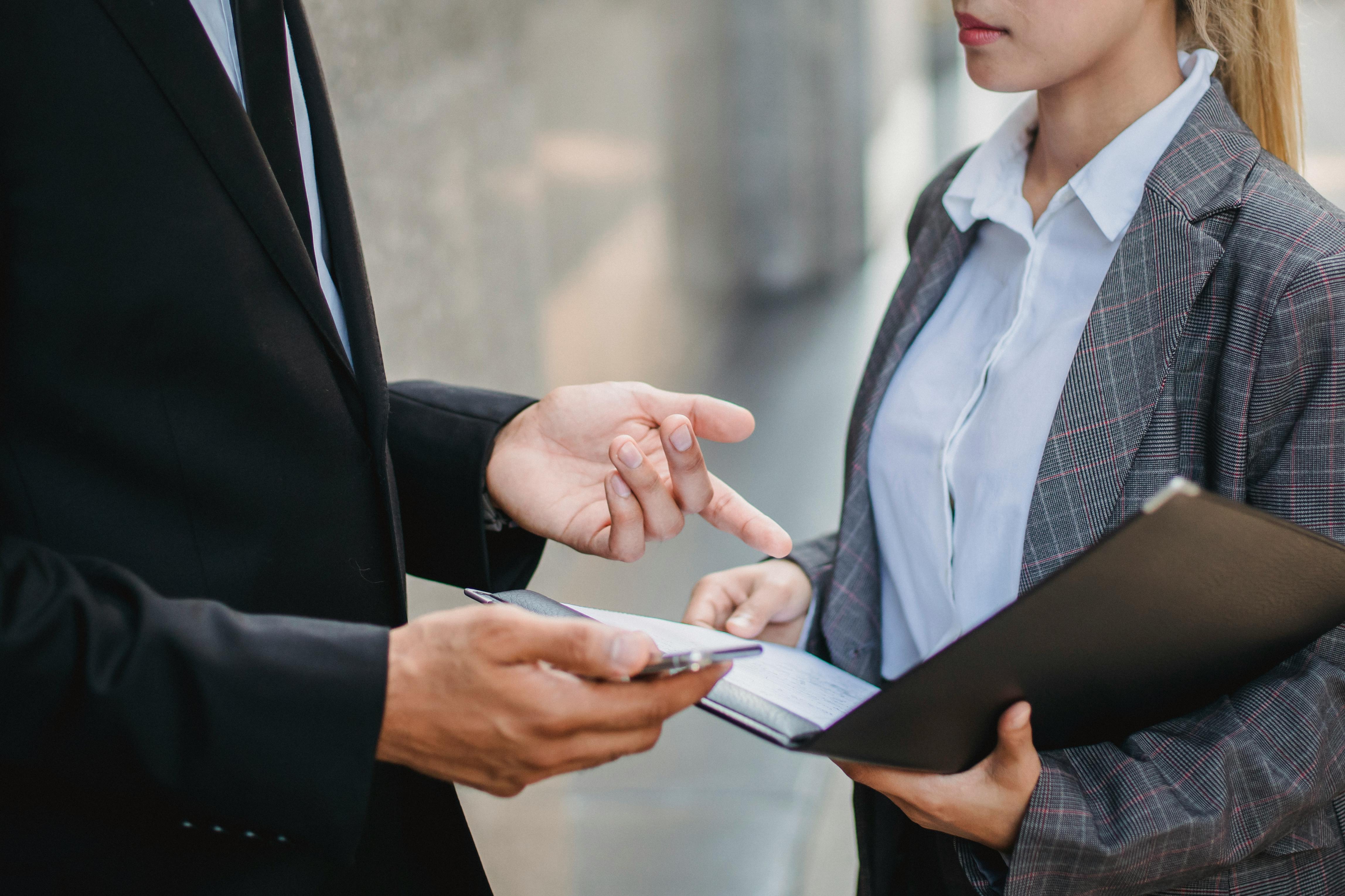 Un homme qui parle à une femme | Source : Pexels