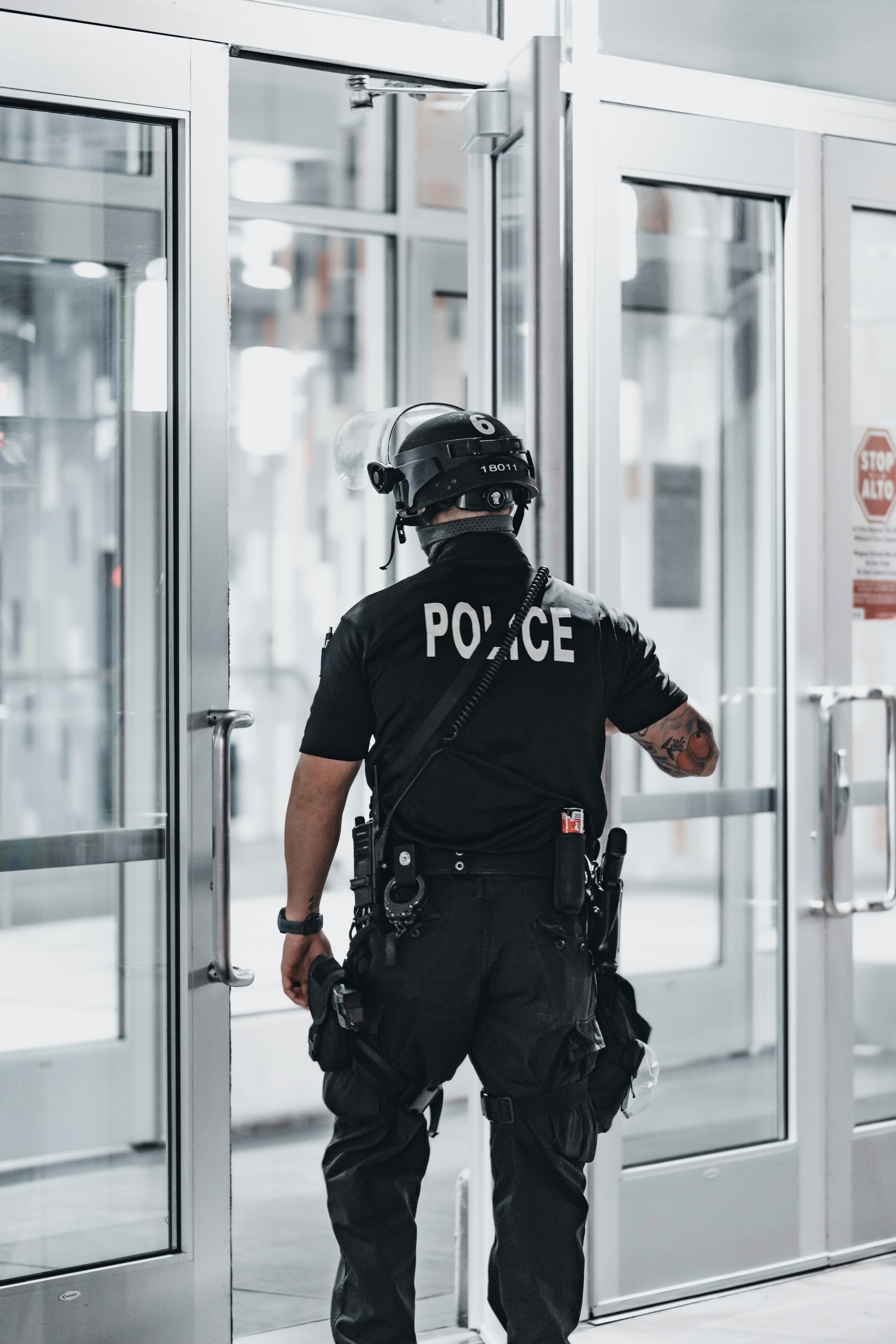 Un policier entrant dans un bâtiment | Source: Pexels