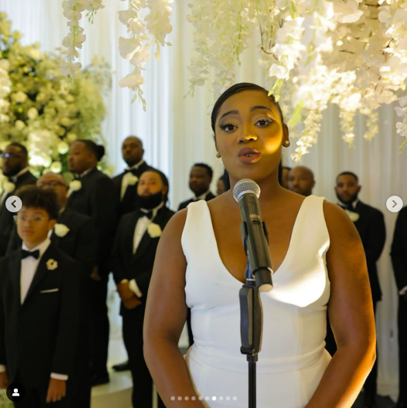 Une femme qui chante au mariage de LeToya Luckett et Taleo Coles, posté le 1er août 2024 | Source : Instagram/valeisha